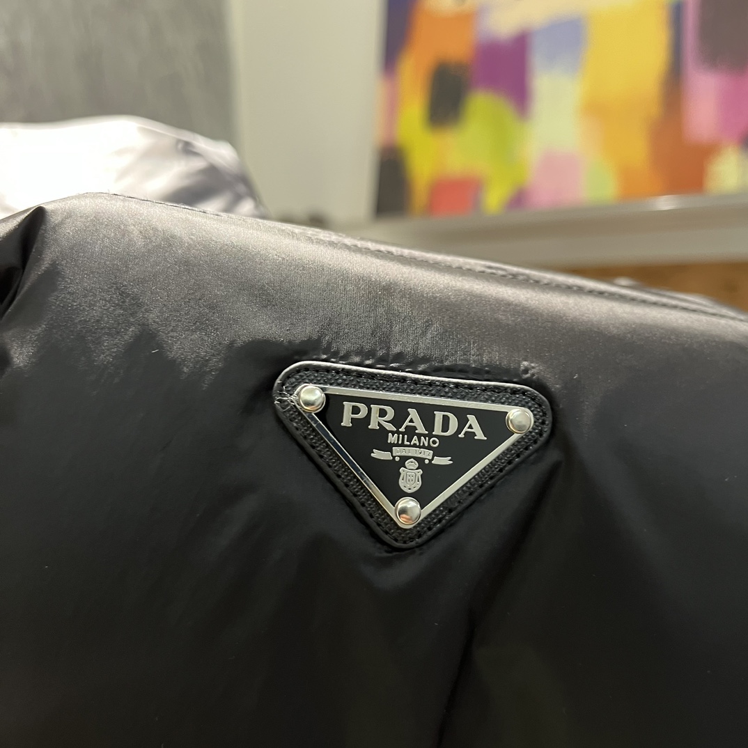 PRADA2024秋冬新款男士立领羽绒服外套！贸易公司订单极端寒冷的天气里的御寒外衣每件羽绒衣都要经过温