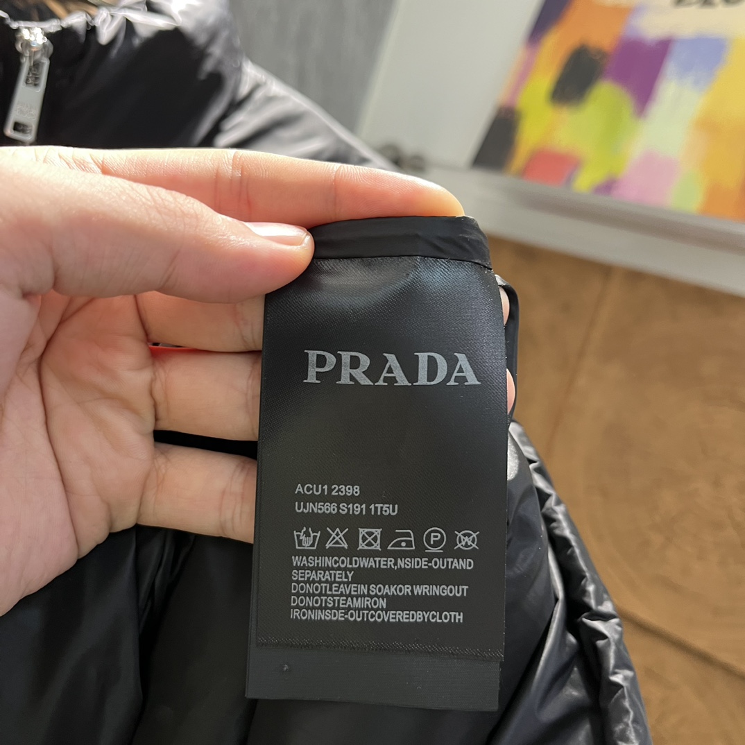 PRADA2024秋冬新款男士立领羽绒服外套！贸易公司订单极端寒冷的天气里的御寒外衣每件羽绒衣都要经过温