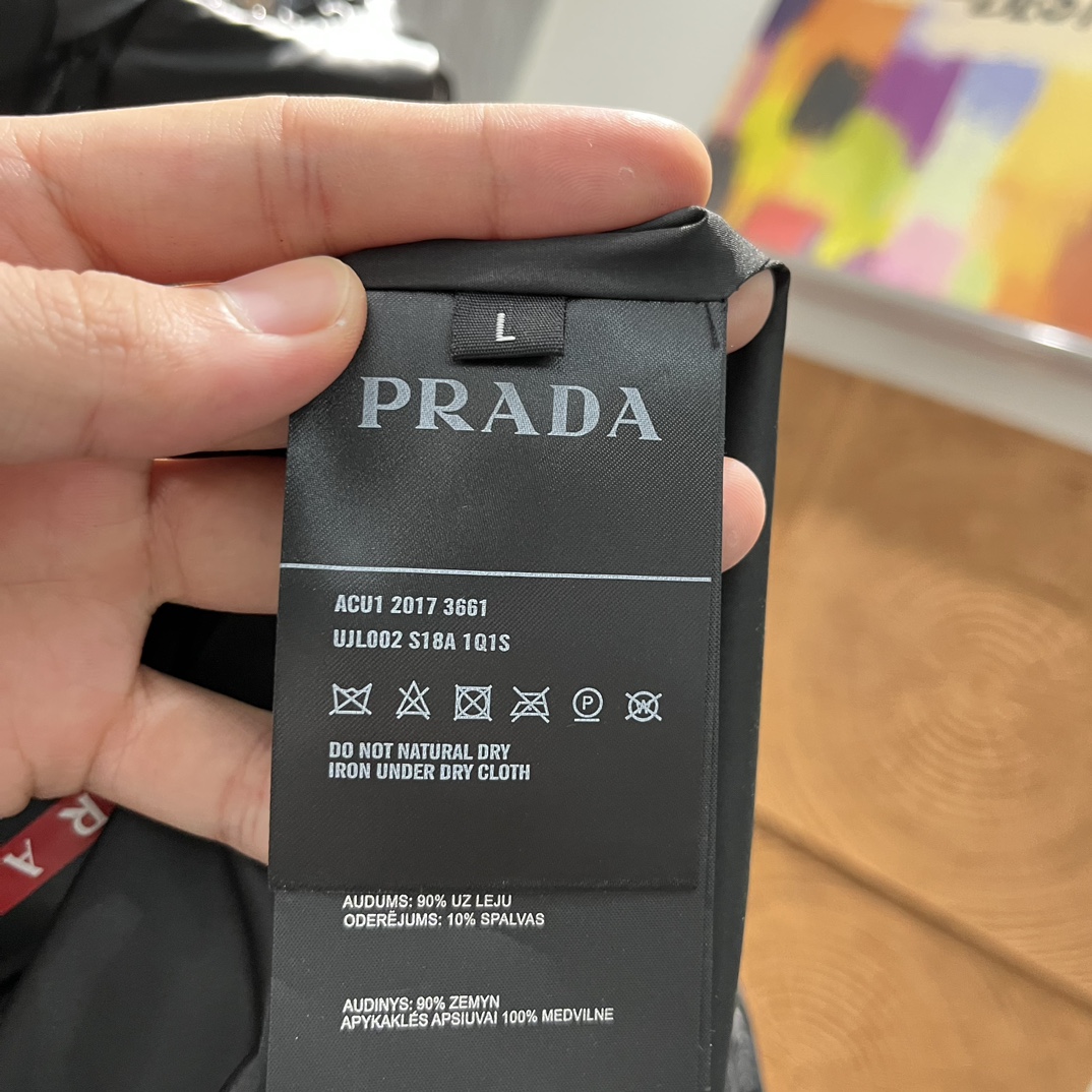 Prada经典款LineaRossa男士成衣,中长款羽绒外套.2024全新修正鹅绒版本这款中长羽绒外套采