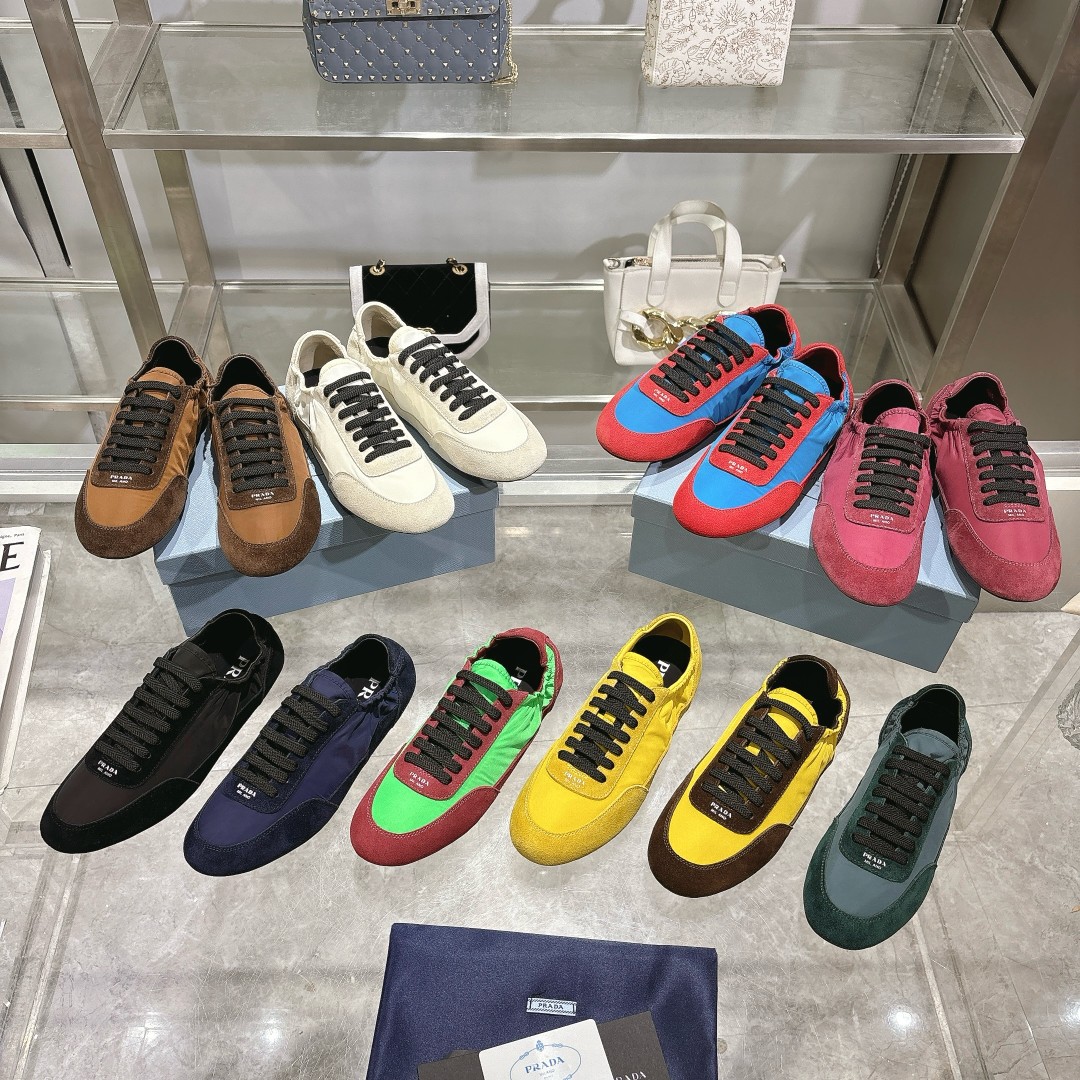 NO:235727,The latest RADA, this ultimate lightweight sneaker is made of recycled nylon and suede cowhide leather, and the mixed materials highlight the sporty style and exquisite craftsmanship of the rada. The flat sole is reminiscent of classic ballet flat shoes, with elastic side tops designed to make it easy to put on and take off. The shoelaces are decorated with printed logos. Thin sole Color: 10 Size: 35--45, casual shoes/sports shoes, prada, flats, sneakers, cowhide19860909最新款RADA,此款至臻轻盈的运动鞋以再生尼龙与绒面牛皮革打造立体鞋形,混搭材质彰显了rada的运动风尚与精湛工艺灵魂.平底让人联想起经典芭蕾平底鞋,侧帮弹力设计方便穿脱. 鞋带 鞋面饰以印花徽标 薄底 颜色:10 码数:35--45,休闲鞋/运动鞋,prada,flats,sneakers,cowhide,Women's Shoes