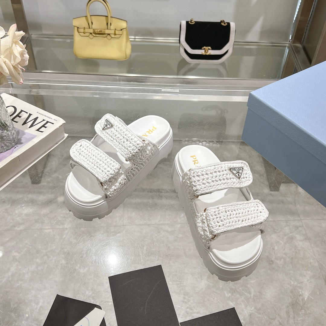 NO:255986,Prada woven thick-soled slippers that have been questioned countless times, so fashionable that it is foul. Prada has made a big move again!  This latest pair of woven thick-soled slippers is simply the 