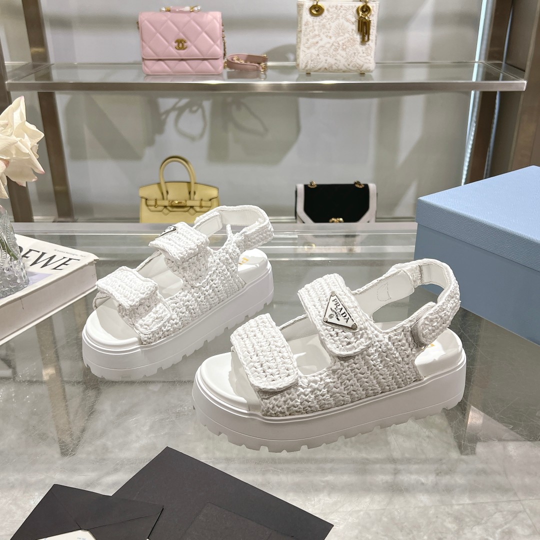 NO:255981,Prada woven thick-soled sandals that have been questioned countless times are so fashionable that they are foul. Prada has made a big move again!  This latest pair of woven thick-soled slippers is simply the 