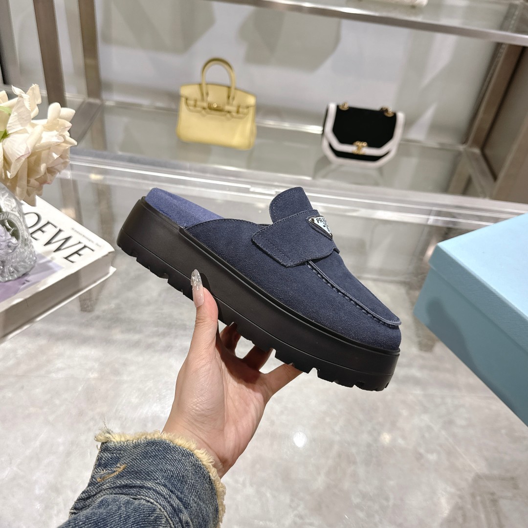 NO:705541,Prada 2025 spring and summer popular sandals series Fabric: Customized imported calfskin Lining: Customized imported sheepskin Outsole: Original molded ultra-light outsole Packaging: Original full set of packaging Sole thickness: 5.5cm Size: 35-40 yards, half drag, prada, sandals, cowhide, sheepskin19860909普拉达2025春夏爆款凉鞋系列 面料:定制进口小牛皮 内里:定制进口羊皮 大底:原版开模超轻大底 包装:原版全套包装 底厚:5.5cm 码数:35-40码,半拖,prada,sandals,cowhide,sheepskin,Women's Shoes