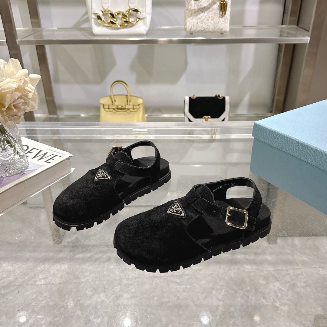 NO:256162,Prada spring and summer sandals that have been questioned countless times No, no, there is still a fashionable guy who doesn’t own this pair of Prada 2025 latest spring and summer women’s sandals?   The upper is made of all genuine leather, and the texture is directly full. It is also very comfortable to wear barefoot~ The one-line buckle design is simple and atmospheric, and it is matched with the iconic metal triangle mark, which has a very high recognition. You don’t have to worry about hitting the model when walking on the street!   Sheepskin inner, soft and skin-friendly, as if you are making a SPA for your feet~The brand rubber sole is non-slip and wear-resistant, and you can easily hold it whether you are traveling or walking around on a rampage. This pair of sandals is simply a versatile artifact in the fashion industry. It is casual and comfortable to match with jeans; it is elegant and charming when paired with a small skirt. Whether it is vacation, date or commuting, it can add a lot of points to your look. When it is available now, buy it quickly and make you the most beautiful boy in this spring and summer. #Prada sandals #Fashion items #Essential for spring and summer #Full high-end size 35-41, sandals, prada, sandals, skirts, jeans, sheepskin19860909被追问无数次的Prada春夏凉鞋  不会吧 还有时髦精没拥有这双Prada 2025最新春夏女款凉鞋？  鞋面选用全真皮材质,质感直接拉满 光脚穿也很舒服~一字扣带设计简约又大气,搭配上标志性的金属三角标,辨识度超高,走在街上完全不用担心撞款！  羊皮内里,柔软亲肤,仿佛是在给双脚做SPA~品牌橡胶底,防滑又耐磨,无论是日常出行还是暴走逛街,都能轻松hold住  这双凉鞋简直是时尚界的百搭神器,搭配牛仔裤,随性又自在；搭配小裙子,优雅又迷人.无论是度假、约会还是通勤,它都能为你的造型加分不少  趁现在有货,赶紧入手,让你在这个春夏成为最靓的仔  #Prada凉鞋 #时尚单品 #春夏必备 #高级感十足 码数35－41,凉鞋,prada,sandals,skirts,jeans,sheepskin,Women's Shoes