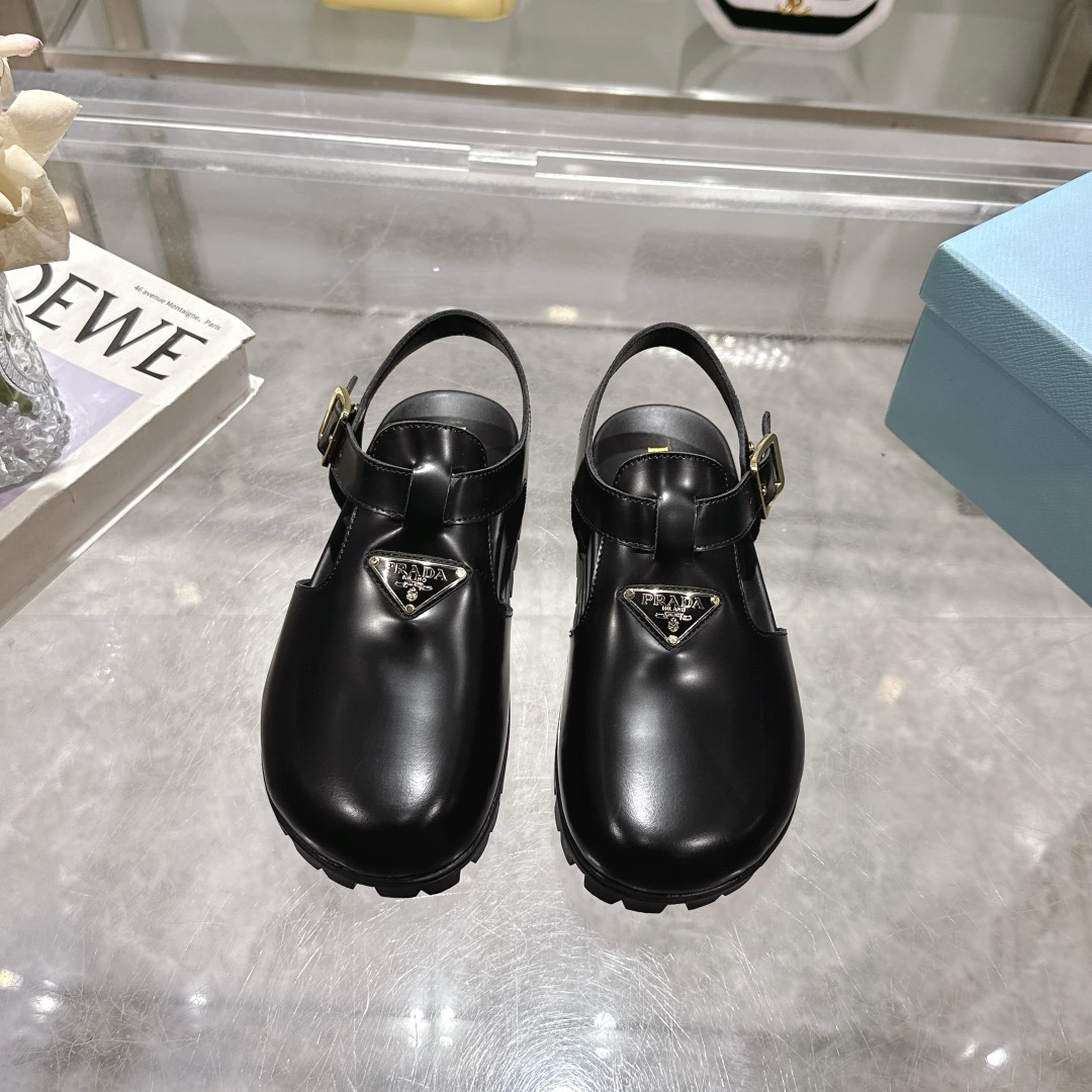 NO:259501,Prada/25ss New Retro Sandals!  Imported matte cowhide fabric/skin lining/rubber outsole (ultra-light) Zp hardware buckle logo embellishment/perfect interpretation of high-end and simple style!  The key is that the legs are long and the legs are easily lengthened!  Size35-41 (41 custom made without return or exchange), sandals, prada, prada, sandals, cowhide, sheepskin19860909Prada 普拉达/25ss 新款复古凉鞋！ 进口磨砂牛皮面料/羊皮内里/橡胶大底（超轻）Zp五金扣Logo点缀/完美演绎高级简约风格！ 关键上脚超显腿长,轻松拉长腿部显腿！ Size35-41（41订做不退换）,凉鞋,prada,prada,sandals,cowhide,sheepskin,Women's Shoes