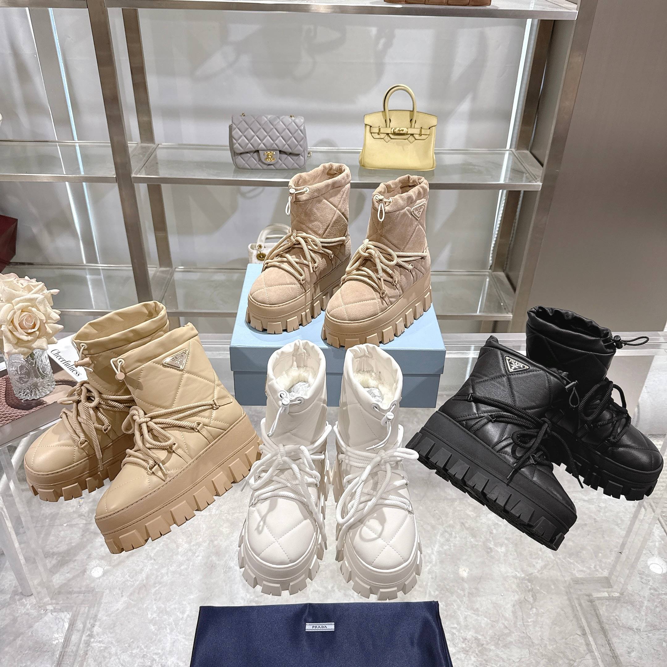 NO:645940,Latest PRADA: Novel and unique soft cowhide surface, pure wool lining, unique design style, injecting unique design ideas into this retro-style snow boots. 4.5 cm rubber sole, enamel-coated metal accessories, concave and convex sole pattern, code number: 35-42, color: 4 colors, snow boots, prada, prada, boots, cowhide19860909最新PRADA普拉达:新奇别致的柔软牛皮面,纯羊毛里,独特的设计的风格,为此款复古风雪地靴注入心裁别出的设计巧思 4.5厘米橡胶鞋底 涂珐琅金属配件 凹凸鞋底花纹 码数:35-42 颜色:4个色,雪地靴,prada,prada,boots,cowhide,Women's Shoes