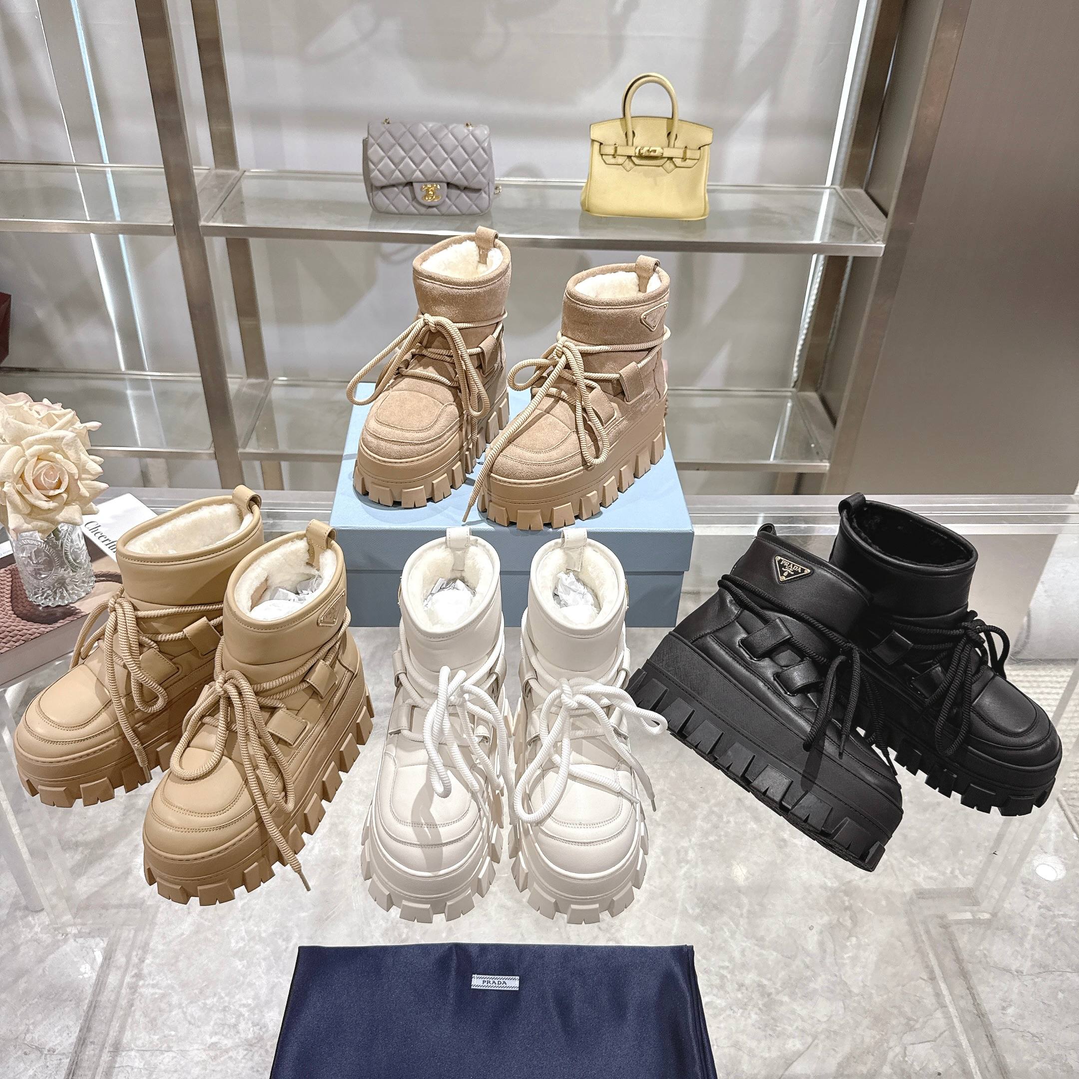 NO:544955,【】 2025 latest PRADA Prada: novel and unique soft cowhide surface, pure wool, unique design style, injecting unique design ingenious ideas into this retro snow boot 4.5 cm rubber sole, coated enamel metal accessories, concave and convex sole pattern Size: 35-39 (41-42 custom made without return) Color: 4 colors, snow boots, prada, prada, boots, cowhide19860909【】 2025最新PRADA普拉达:新奇别致的柔软牛皮面,纯羊毛里,独特的设计的风格,为此款复古风雪地靴注入心裁别出的设计巧思 4.5厘米橡胶鞋底 涂珐琅金属配件 凹凸鞋底花纹 码数:35-39（41-42定做不退换） 颜色:4个色,雪地靴,prada,prada,boots,cowhide,Women's Shoes