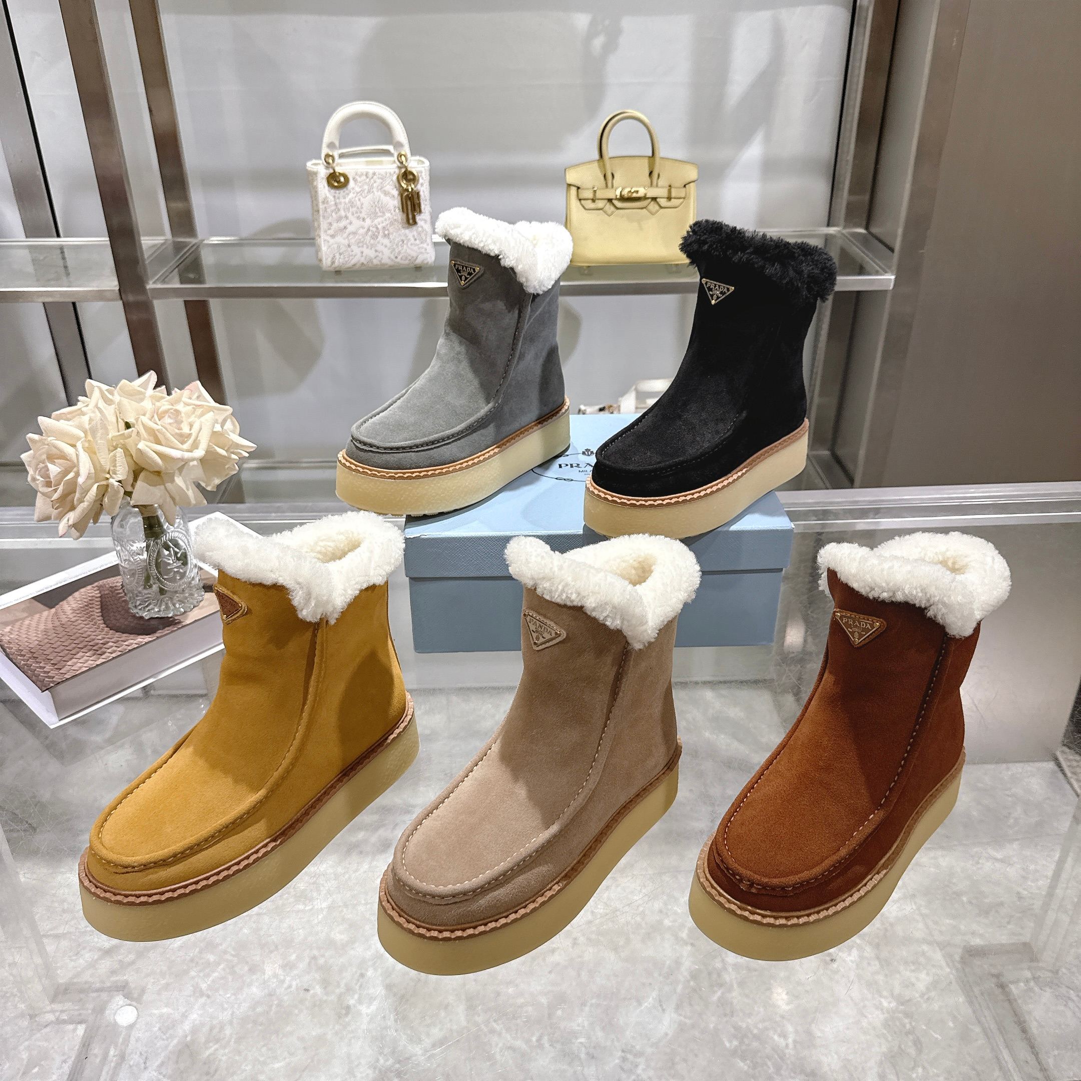 NO:645953,The latest Prada model, this suede cow leather bootie combines a thick rubber sole with a soft sheepskin lining design, outlining clean lines and incorporating modern details. Lined Enamel-coated triangular metal logo Boot shaft: 14 cm Thick sole, 50 mm Concave pattern 1:1 original outsole Notched welt Color: 5 Size: 35-42, snow boots, prada, boots, cowhide, sheepskin19860909最新款普拉达,此款绒面牛皮革短靴结合橡胶厚底与柔软的羊皮毛衬里设计,勾勒利落线条,融入现代细节. 带衬里 涂珐琅三角形金属徽标 靴筒:14厘米 厚底,50毫米 凹凸纹1:1原版大底 凹口沿条 颜色:5 码数:35-42,雪地靴,prada,boots,cowhide,sheepskin,Women's Shoes