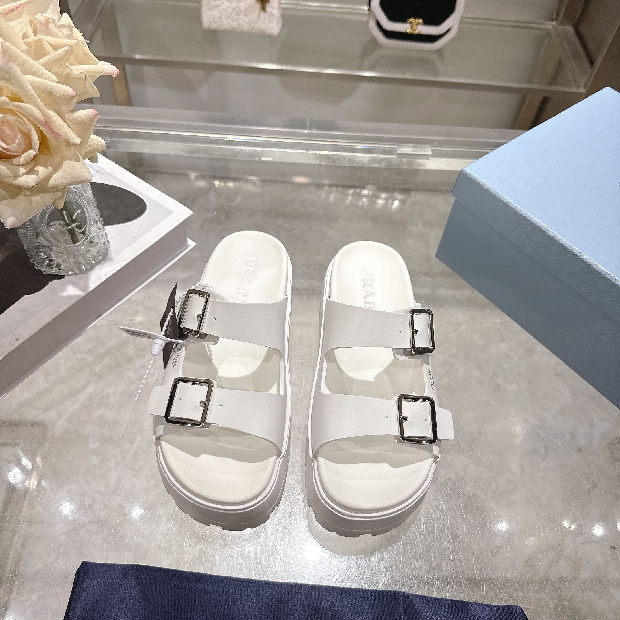 NO:783493,PRADA's new casual style slippers feature refreshing and modern lines. They are matched with metal buckles and concave and convex texture soles, which are fashionable and versatile. They highlight the brand's classic style and increase recognition. Metal buckle on the upper, sole height 45mm, concave and convex pattern, color: 2 colors, code number: 35-41, prada, slippers19860909实价PRADA新款休闲风格拖鞋以清爽现代的线条为特色.搭配金属搭扣饰,以及凹凸纹理鞋底,时尚百搭.彰显品牌的经典格调,增添辨识度. 鞋面金属搭扣 鞋底高45毫米 凹凸纹 颜色:2个色 码数:35-41,,prada,slippers,Men's shoes
