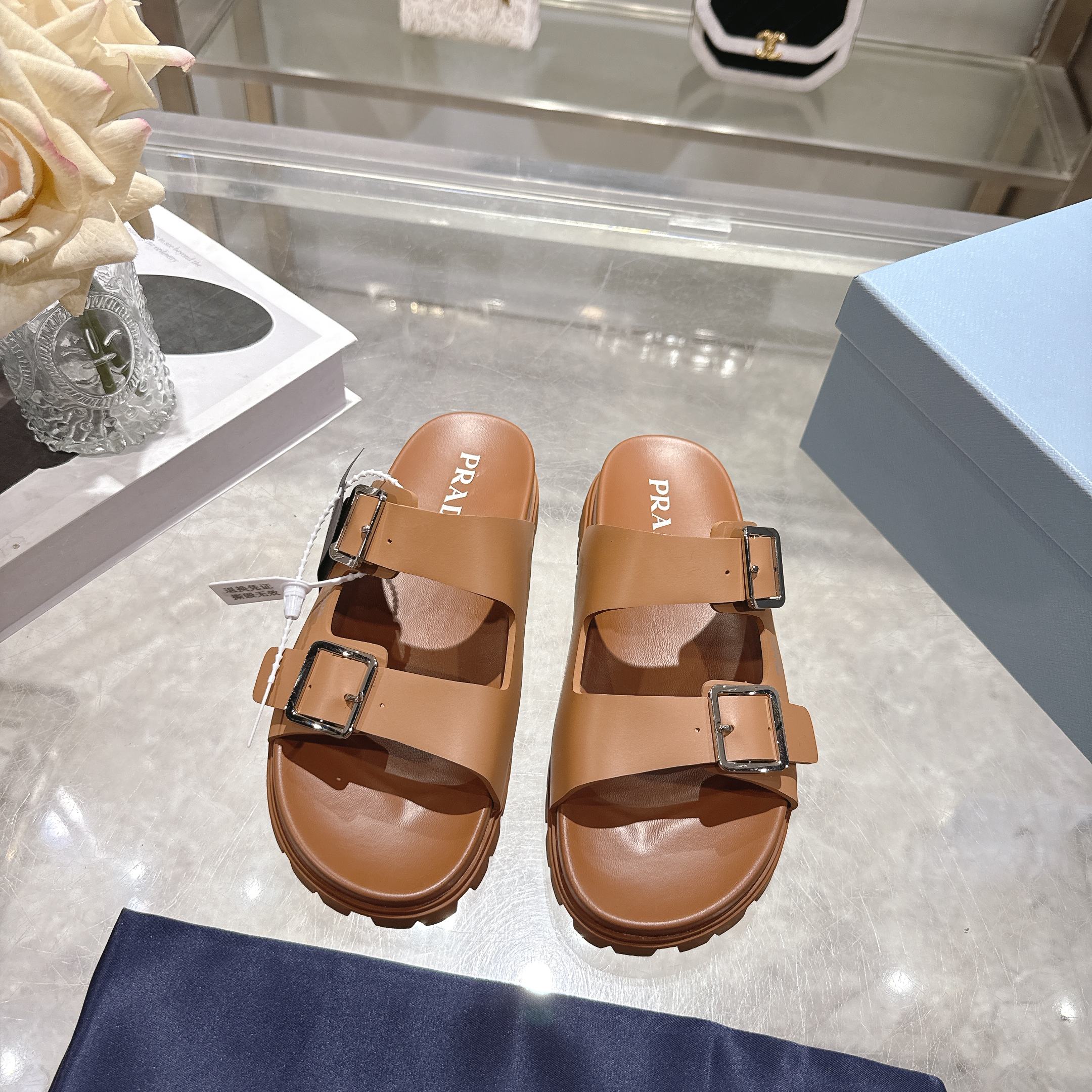 NO:783501,PRADA's new casual style slippers feature refreshing and modern lines. With metal buckle decoration and concave and convex texture soles, they are fashionable and versatile. They highlight the brand's classic style and increase recognition. Metal buckle on the upper, sole height 20 mm, concave and convex pattern, color: 4 colors, code number: 35-41, prada, slippers19860909实价PRADA新款休闲风格拖鞋以清爽现代的线条为特色.搭配金属搭扣饰,以及凹凸纹理鞋底,时尚百搭.彰显品牌的经典格调,增添辨识度. 鞋面金属搭扣 鞋底高20毫米 凹凸纹 颜色:4个色 码数:35-41,,prada,slippers,Men's shoes