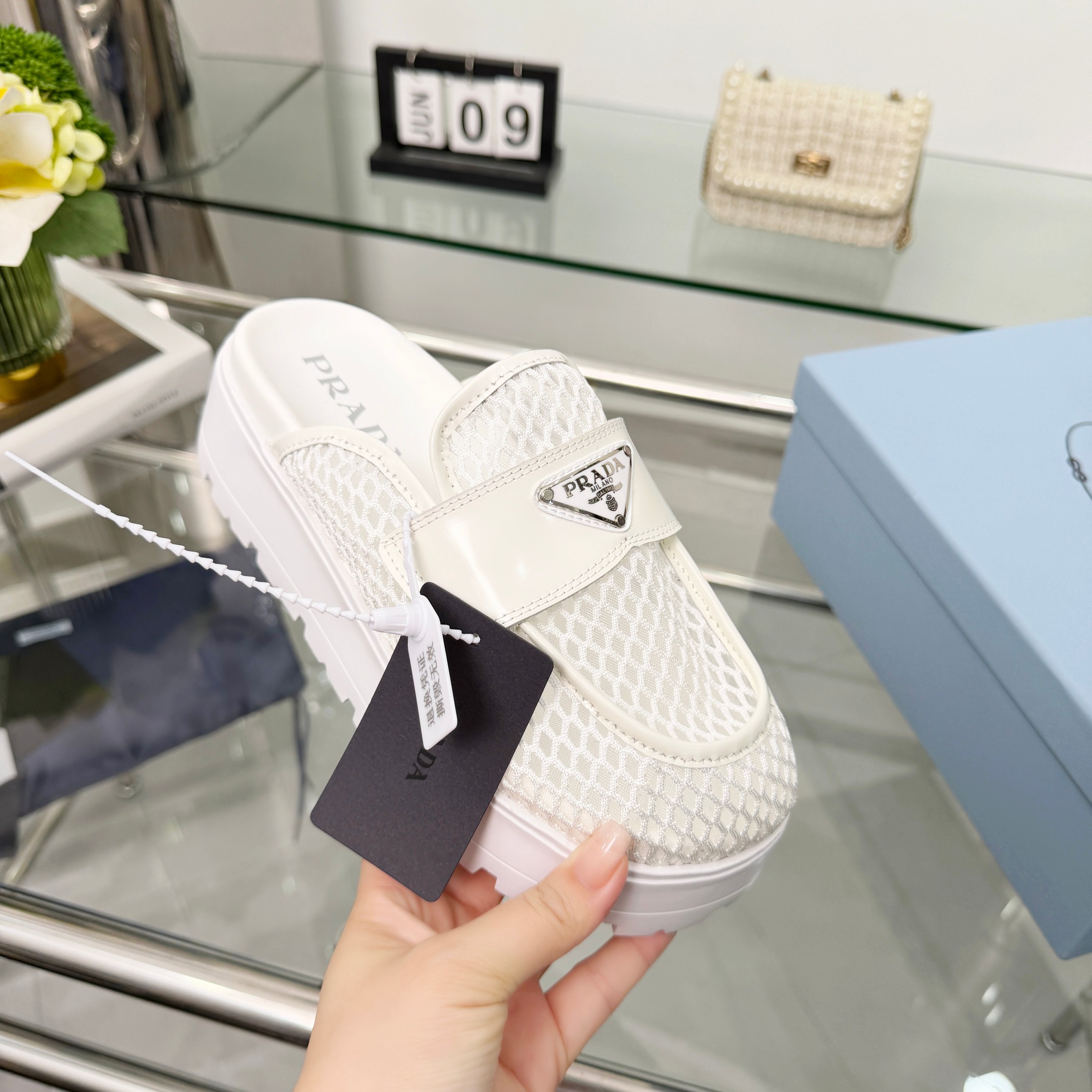 NO:874542,PRADA Prada's new mules are reinterpreted in a contemporary style, integrating craftsmanship details and sports style. Made of mesh fabric, they are characterized by a sharp contrast between the sole and the upper. Enamel-coated triangular metal logo sole, 45mm concave and convex pattern covered insole Size: 36-42#, half drag, prada, prada19860909PRADA 普拉达新款穆勒鞋以,当代风格重新演绎,融合匠制细节与运动风尚.采用网眼织物制作,以鞋底与鞋面形成鲜明对比为特色. 涂珐琅三角形金属徽标 鞋底,45毫米凹凸纹包覆内底 码数:36-42#,半拖,prada,prada,Women's Shoes