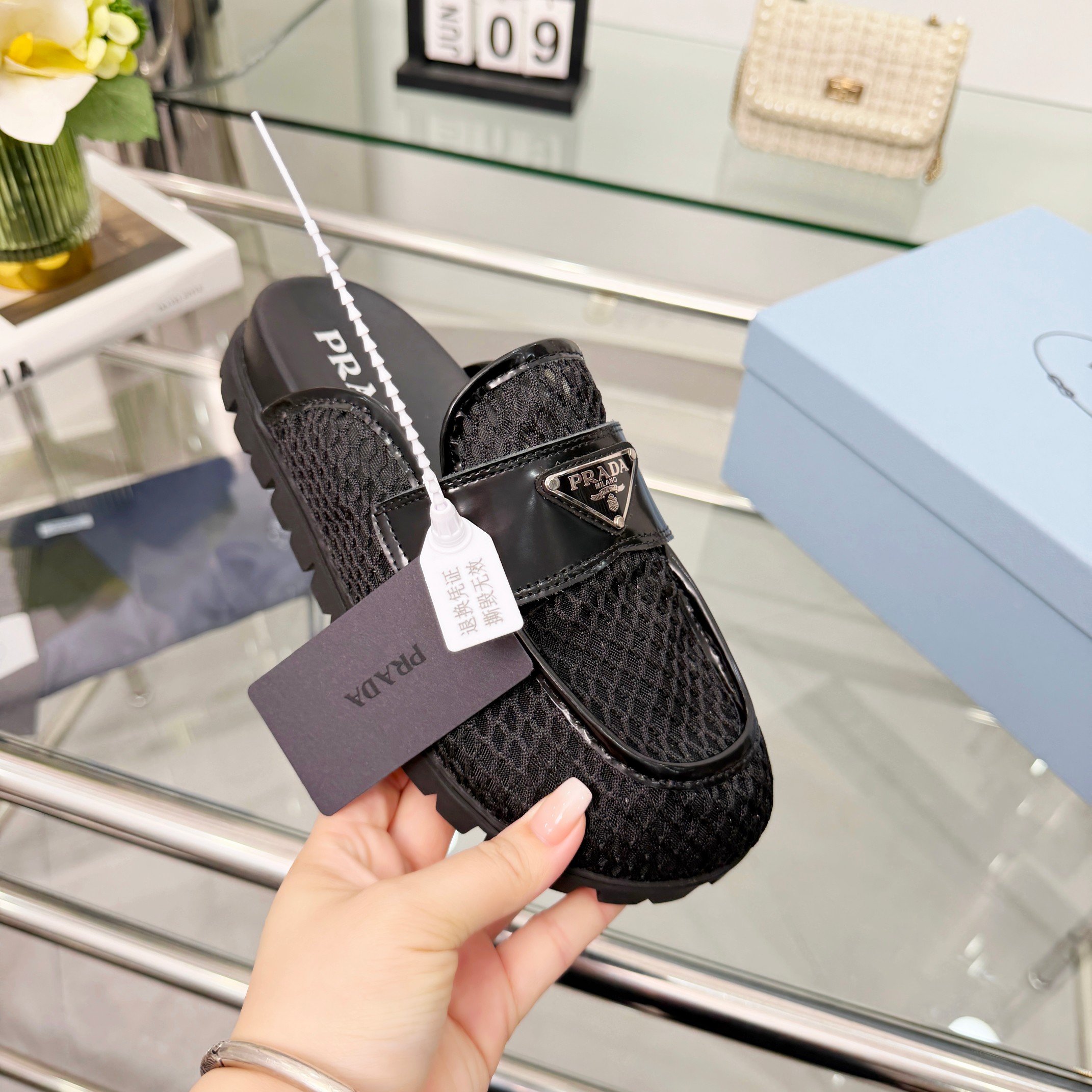 NO:874533,PRADA Prada's new mules are reinterpreted in a contemporary style, combining craftsmanship details and sports style. Made of mesh fabric, they are characterized by a sharp contrast between the sole and the upper. Enamel-coated triangular metal logo sole, 20mm concave and convex pattern covered insole Size: 36-42#, half drag, prada, prada19860909PRADA 普拉达新款穆勒鞋以,当代风格重新演绎,融合匠制细节与运动风尚.采用网眼织物制作,以鞋底与鞋面形成鲜明对比为特色. 涂珐琅三角形金属徽标 鞋底,20毫米凹凸纹包覆内底 码数:36-42#,半拖,prada,prada,Women's Shoes