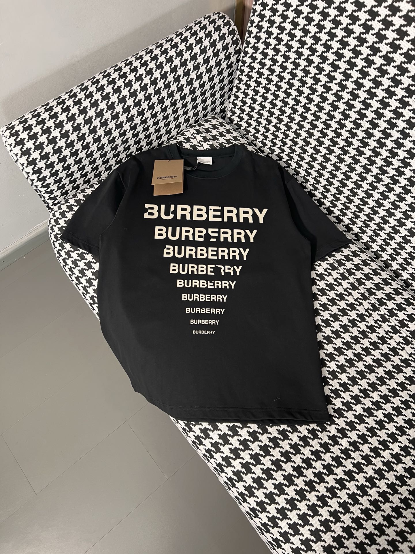 NO:129389,Bajia's new spring and summer first-time counter latest short-sleeved round-neck T-shirt, high-end customization, avant-garde and fashionable design!  Brand logo emphasizes craftsmanship design, high-end customized fabric, soft feel, comfortable to wear, exquisite counter-level car lines, fine workmanship, and invincible and handsome upper body effect!  A must-have item for handsome men!  Color black white Number M-3XL, burberry, T-shirt,tees, t-shirt,alexander wang19860909巴家 春夏新款首发专柜最新款短袖圆领T恤 高端订制 设计前卫时尚！品牌logo重工艺设计 高端定制面料.手感柔软.穿着舒适.专柜级别精致车线.做工精细.上身效果无敌帅气！型男必备单品！ 颜色黑色 白色 码数M-3XL,,burberry,T-shirt,tees，t-shirt,alexander wang,Men's clothing