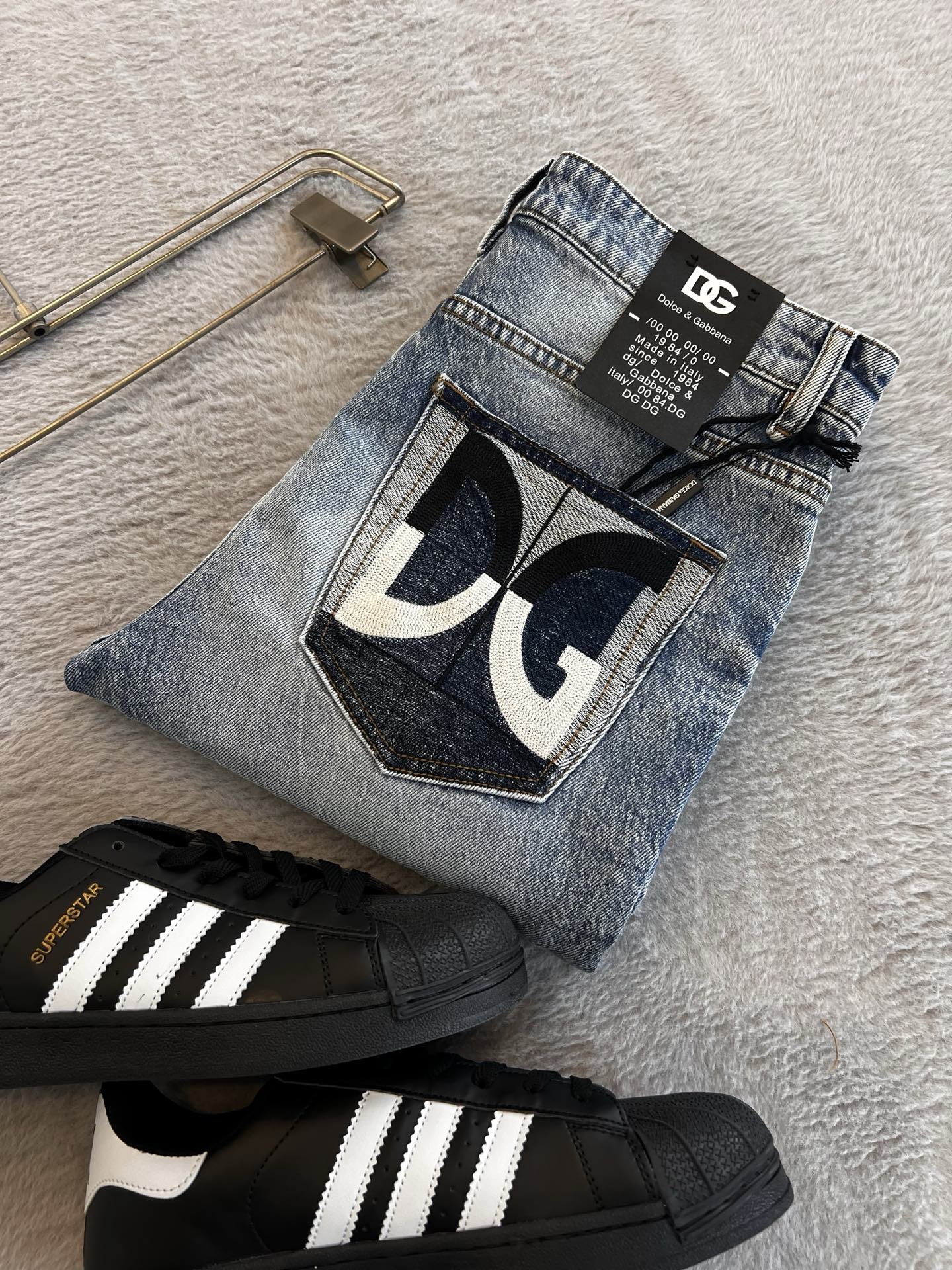 NO:132079,Dujia Spring and summer men's casual jeans......Created with customer-supplied denim fabric, soft texture without losing muscles and bones, dry and tough feel. The trousers are matched with the brand's classic logo and are embellished like soul. All indicators are top-quality, which naturally brings an excellent body feel!  !  !  29-3837, jeans,alexander wang19860909杜家 春夏男士休闲牛仔裤....... 客供牛仔面料打造 质地柔软又不失筋骨,手感干爽有韧性 裤身配以品牌经典徽标,灵魂般的点缀 各项指标皆为上品,自然带来极佳的上身体感！！！码数29-3837,,jeans,alexander wang,Men's clothing