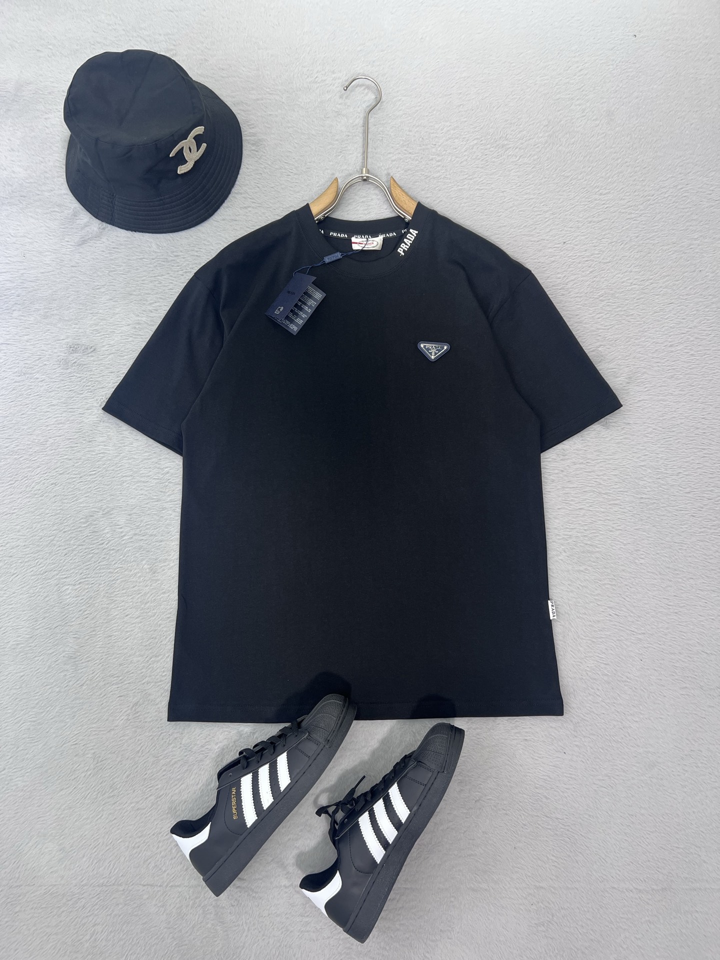 NO:428269,Pujia 2025 spring and summer new style first-time counter latest short-sleeved round-neck T-shirt, high-end customization, avant-garde and fashionable design!  Brand logo emphasizes craftsmanship design, high-end customized fabric, soft feel, comfortable to wear, exquisite counter-level car lines, fine workmanship, and invincible and handsome upper body effect!  A must-have item for handsome men!  Color black white Number M-3XL, prada, T-shirt,tees, t-shirt,alexander wang19860909普家 2025春夏新款首发专柜最新款短袖圆领T恤 高端订制 设计前卫时尚！品牌logo重工艺设计 高端定制面料.手感柔软.穿着舒适.专柜级别精致车线.做工精细.上身效果无敌帅气！型男必备单品！ 颜色黑色 白色 码数M-3XL,,prada,T-shirt,tees，t-shirt,alexander wang,Men's clothing