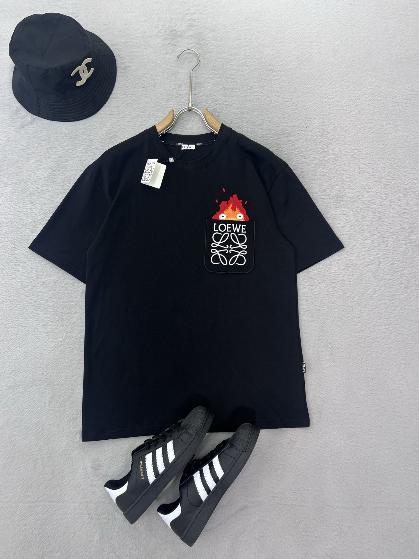 NO:428275,Luo Yijia's new spring and summer new style first-time counter latest short-sleeved round-neck T-shirt, high-end customization, avant-garde and fashionable design!  Brand logo emphasizes craftsmanship design, high-end customized fabric, soft feel, comfortable to wear, exquisite counter-level car lines, fine workmanship, and invincible and handsome upper body effect!  A must-have item for handsome men!  Color black white Number M-3XL, loewe, T-shirt,tees, t-shirt,alexander wang19860909罗意家 2025春夏新款首发专柜最新款短袖圆领T恤 高端订制 设计前卫时尚！品牌logo重工艺设计 高端定制面料.手感柔软.穿着舒适.专柜级别精致车线.做工精细.上身效果无敌帅气！型男必备单品！ 颜色黑色 白色 码数M-3XL,,loewe,T-shirt,tees，t-shirt,alexander wang,Men's clothing