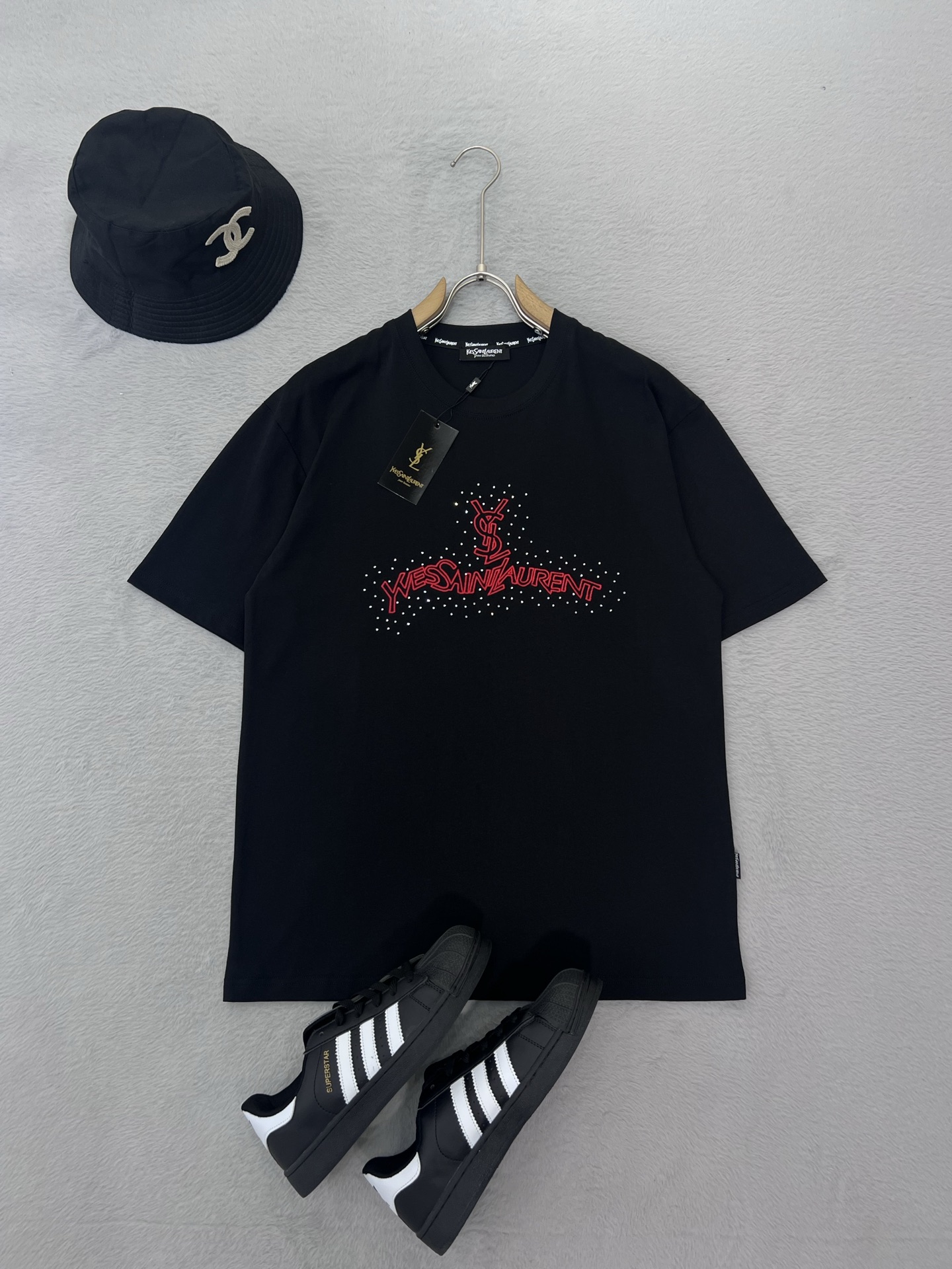 NO:428281,YSL Home 2025 spring and summer new first-time counter latest short-sleeved round-neck T-shirt, high-end customization, avant-garde and fashionable design!  Brand logo emphasizes craftsmanship design, high-end customized fabric, soft feel, comfortable to wear, exquisite counter-level car lines, fine workmanship, and invincible and handsome upper body effect!  A must-have item for handsome men!  Color black white Number M-3XL, saint laurent,louis vuitton,T-shirt,tees,t-shirt,alexander wang19860909YSL家 2025春夏新款首发专柜最新款短袖圆领T恤 高端订制 设计前卫时尚！品牌logo重工艺设计 高端定制面料.手感柔软.穿着舒适.专柜级别精致车线.做工精细.上身效果无敌帅气！型男必备单品！ 颜色黑色 白色 码数M-3XL,,saint laurent,louis vuitton,T-shirt,tees，t-shirt,alexander wang,Men's clothing