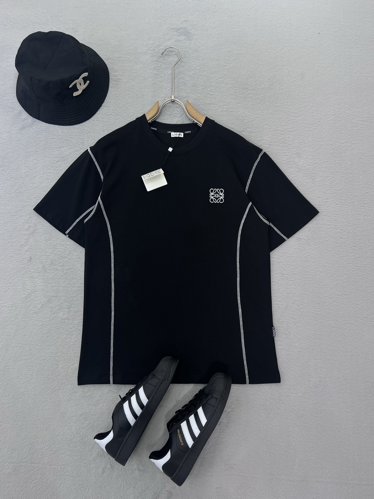 NO:428287,Luo Yijia's new spring and summer new style first-time counter latest short-sleeved round-neck T-shirt, high-end customization, avant-garde and fashionable design!  Brand logo emphasizes craftsmanship design, high-end customized fabric, soft feel, comfortable to wear, exquisite counter-level car lines, fine workmanship, and invincible and handsome upper body effect!  A must-have item for handsome men!  Color black white Number M-3XL, loewe, T-shirt,tees, t-shirt,alexander wang19860909罗意家 2025春夏新款首发专柜最新款短袖圆领T恤 高端订制 设计前卫时尚！品牌logo重工艺设计 高端定制面料.手感柔软.穿着舒适.专柜级别精致车线.做工精细.上身效果无敌帅气！型男必备单品！ 颜色黑色 白色 码数M-3XL,,loewe,T-shirt,tees，t-shirt,alexander wang,Men's clothing