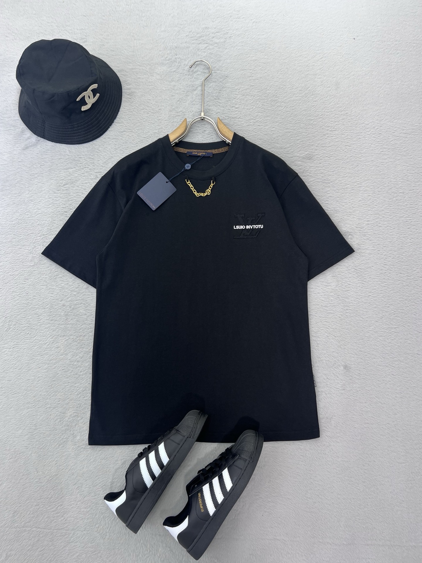 NO:428292,The new 2025 spring and summer new style of the first counter is the latest short-sleeved round-neck T-shirt with high-end customization and avant-garde and fashionable design!  Brand logo emphasizes craftsmanship design, high-end customized fabric, soft feel, comfortable to wear, exquisite counter-level car lines, fine workmanship, and invincible and handsome upper body effect!  A must-have item for handsome men!  Color black white Number M-3XL, louis vuitton,louis vuitton,t-shirt,tees,t-shirt,alexander wang19860909驴家 2025春夏新款首发专柜最新款短袖圆领T恤 高端订制 设计前卫时尚！品牌logo重工艺设计 高端定制面料.手感柔软.穿着舒适.专柜级别精致车线.做工精细.上身效果无敌帅气！型男必备单品！ 颜色黑色 白色 码数M-3XL,,louis vuitton,louis vuitton,T-shirt,tees，t-shirt,alexander wang,Men's clothing