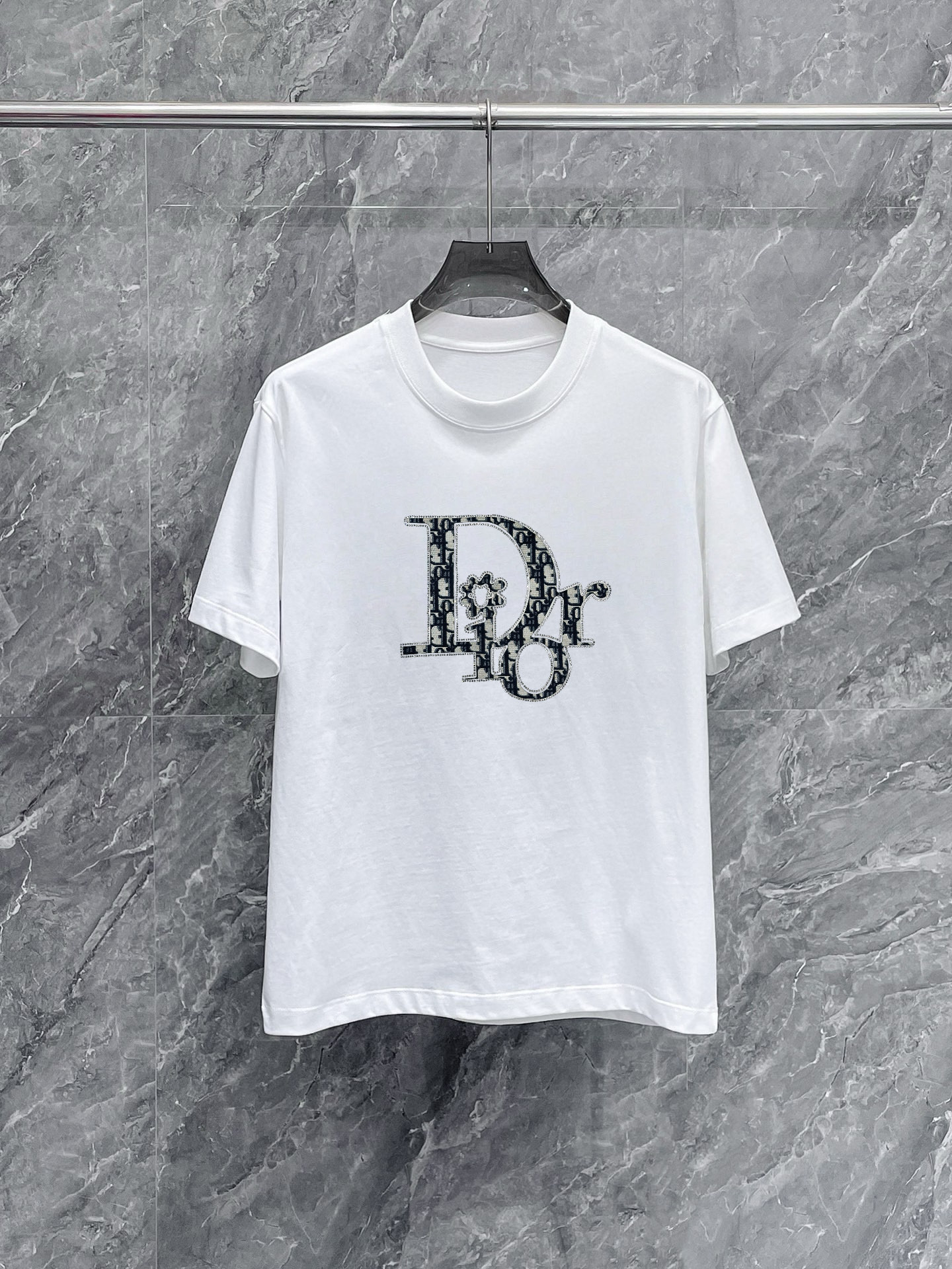 NO:949618,Dijia's new spring and summer debut counter, the latest short-sleeved round neck T-shirt, high-end customization, avant-garde and fashionable design!  The brand logo emphasizes craftsmanship and high-end customized fabrics. Soft to the touch. Comfortable to wear. Counter-level exquisite stitching. Fine workmanship. The upper body effect is incomparably handsome!  A must-have item for a stylish man!  Color Black White Size M-4XL, dior, T-shirt, tees, t-shirt,19860909迪家 春夏新款首发专柜最新款短袖圆领T恤 高端订制 设计前卫时尚！品牌logo重工艺设计 高端定制面料.手感柔软.穿着舒适.专柜级别精致车线.做工精细.上身效果无敌帅气！型男必备单品！ 颜色黑色 白色 码数M-4XL,,dior,T-shirt,tees，t-shirt,,Men's clothing