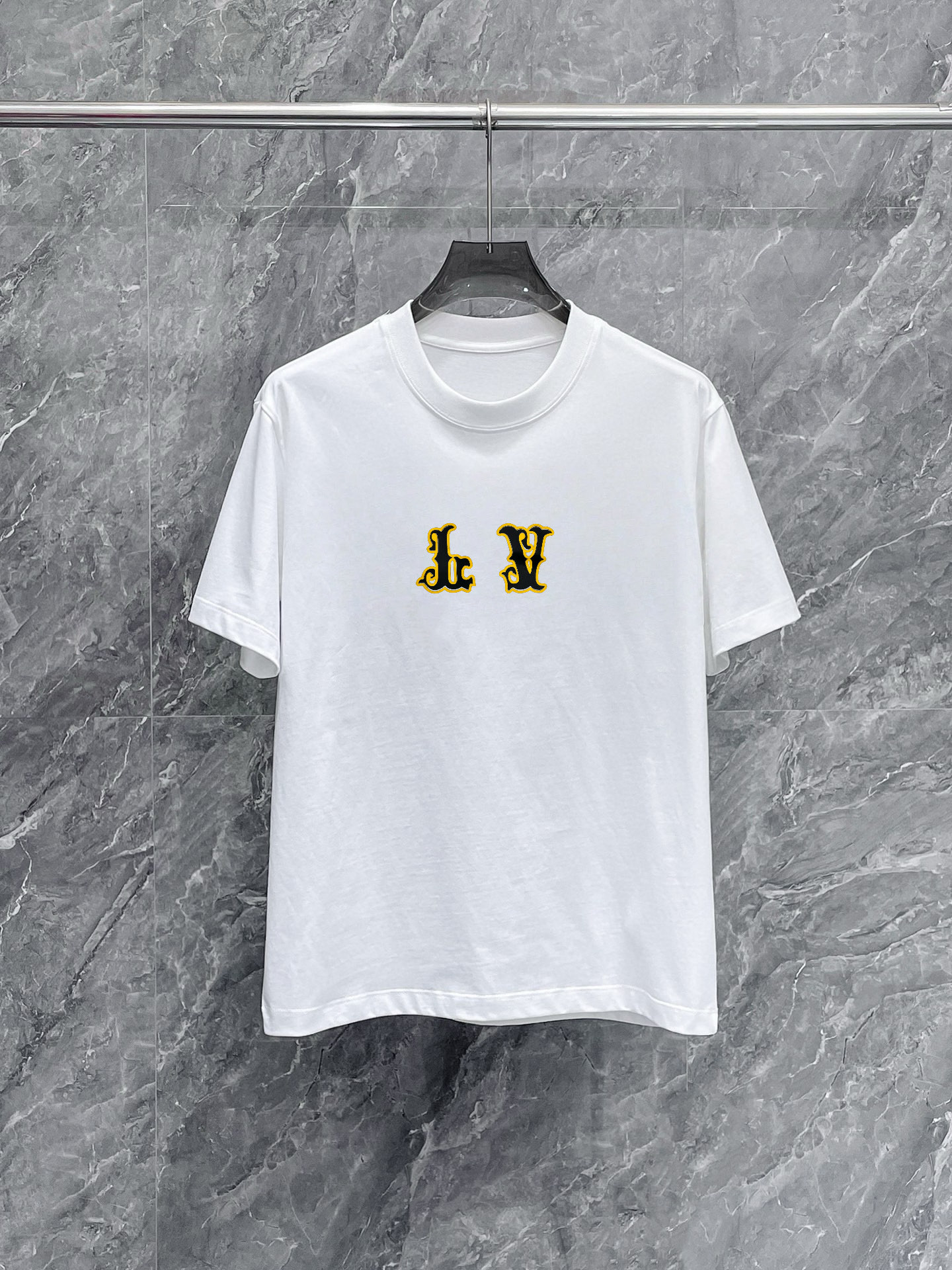 NO:949640,Lujia's new spring and summer debut counter, the latest short-sleeved round neck T-shirt, high-end custom design, avant-garde and fashionable!  The brand logo emphasizes craftsmanship and high-end customized fabrics. Soft to the touch. Comfortable to wear. Counter-level exquisite stitching. Fine workmanship. The upper body effect is incomparably handsome!  A must-have item for a stylish man!  Color Black White Size M-4XL,,louis vuitton,louis vuitton,T-shirt,tees,t-shirt,19860909驴家 春夏新款首发专柜最新款短袖圆领T恤 高端订制 设计前卫时尚！品牌logo重工艺设计 高端定制面料.手感柔软.穿着舒适.专柜级别精致车线.做工精细.上身效果无敌帅气！型男必备单品！ 颜色黑色 白色 码数M-4XL,,louis vuitton,louis vuitton,T-shirt,tees，t-shirt,,Men's clothing