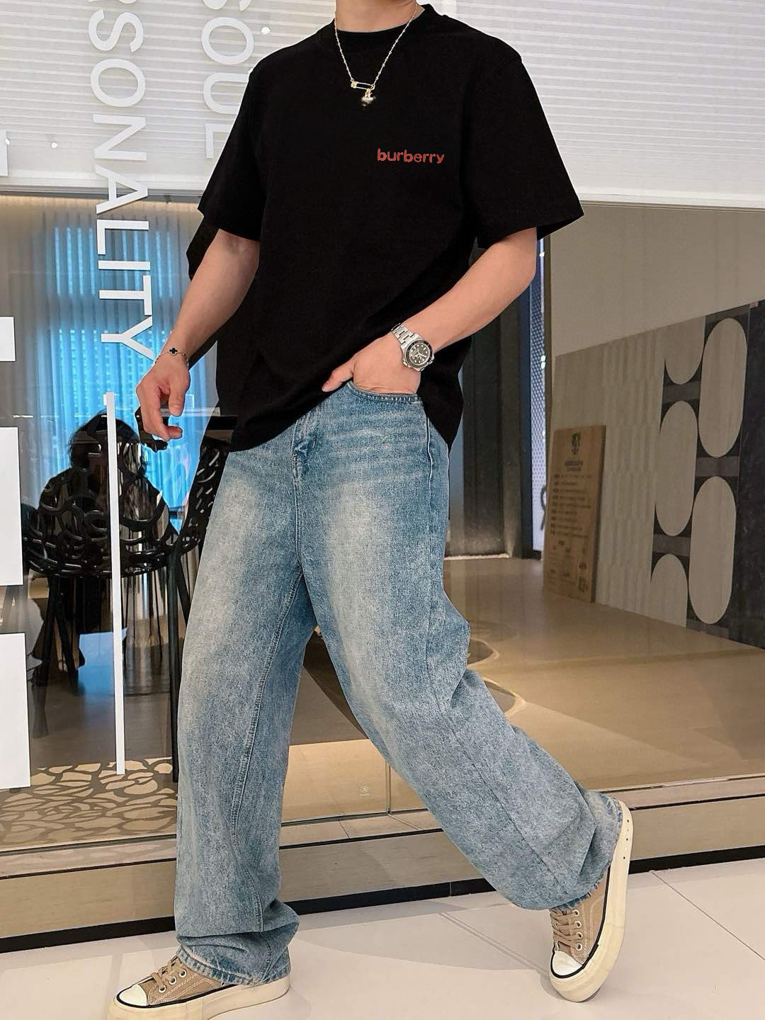 巴家   春夏新款首发专柜最新款短袖圆领T恤 高端订制 设计前卫时尚！品牌logo重工艺设计 高端定制面