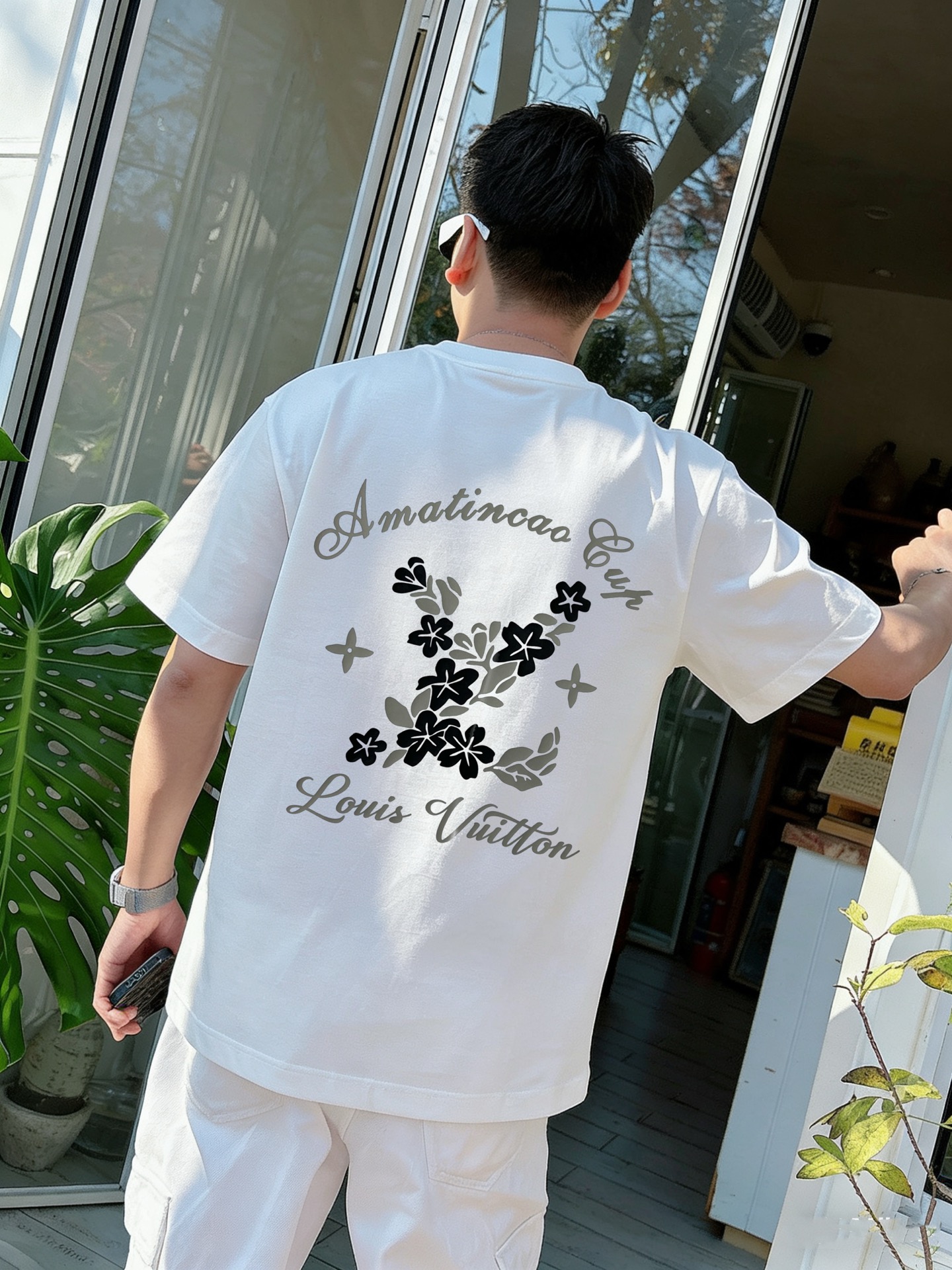 驴家   春夏新款首发专柜最新款短袖圆领T恤 高端订制 设计前卫时尚！品牌logo重工艺设计 高端定制面