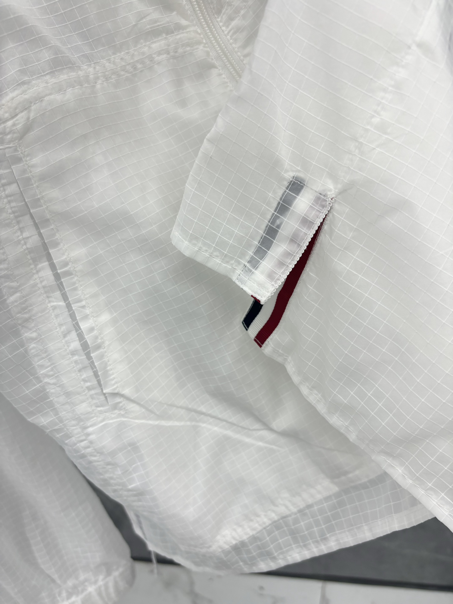 TB 四杠尼龙网格防晒小风衣  定染面料，清薄透气，帽子采用鸭舌帽设计  后幅采用上下三角拼接风琴  内骨位全包边处理，高端精品品质，男女同款  180        0380
码数1234     