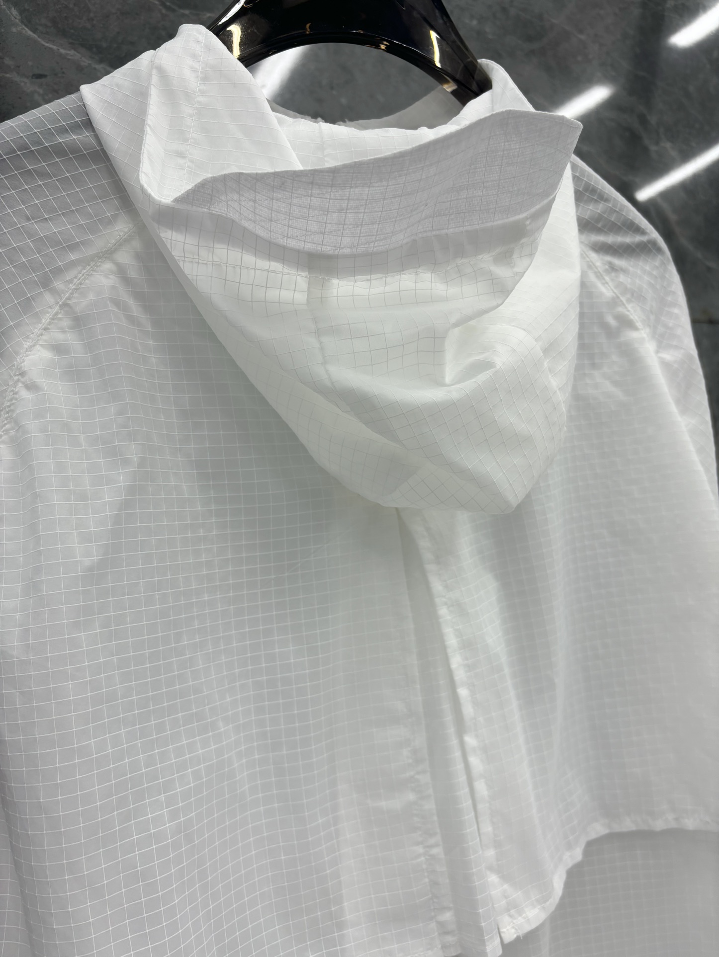 TB 四杠尼龙网格防晒小风衣  定染面料，清薄透气，帽子采用鸭舌帽设计  后幅采用上下三角拼接风琴  内骨位全包边处理，高端精品品质，男女同款  180        0380
码数1234     