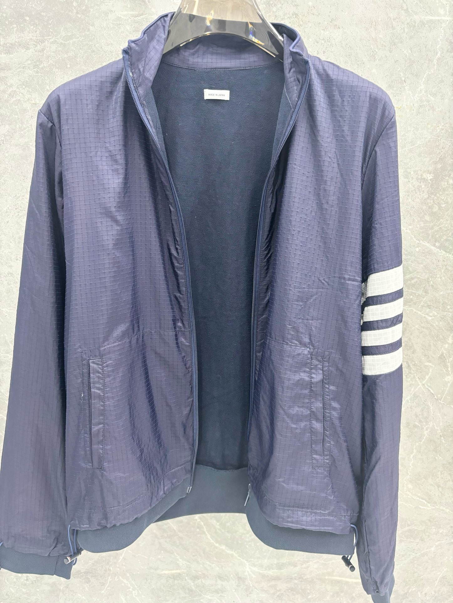 TB 四条杠假两件 拉链夹克外套  尼龙大格面料，内纯棉小卫衣面料 高端品质  0386
码数1234     220