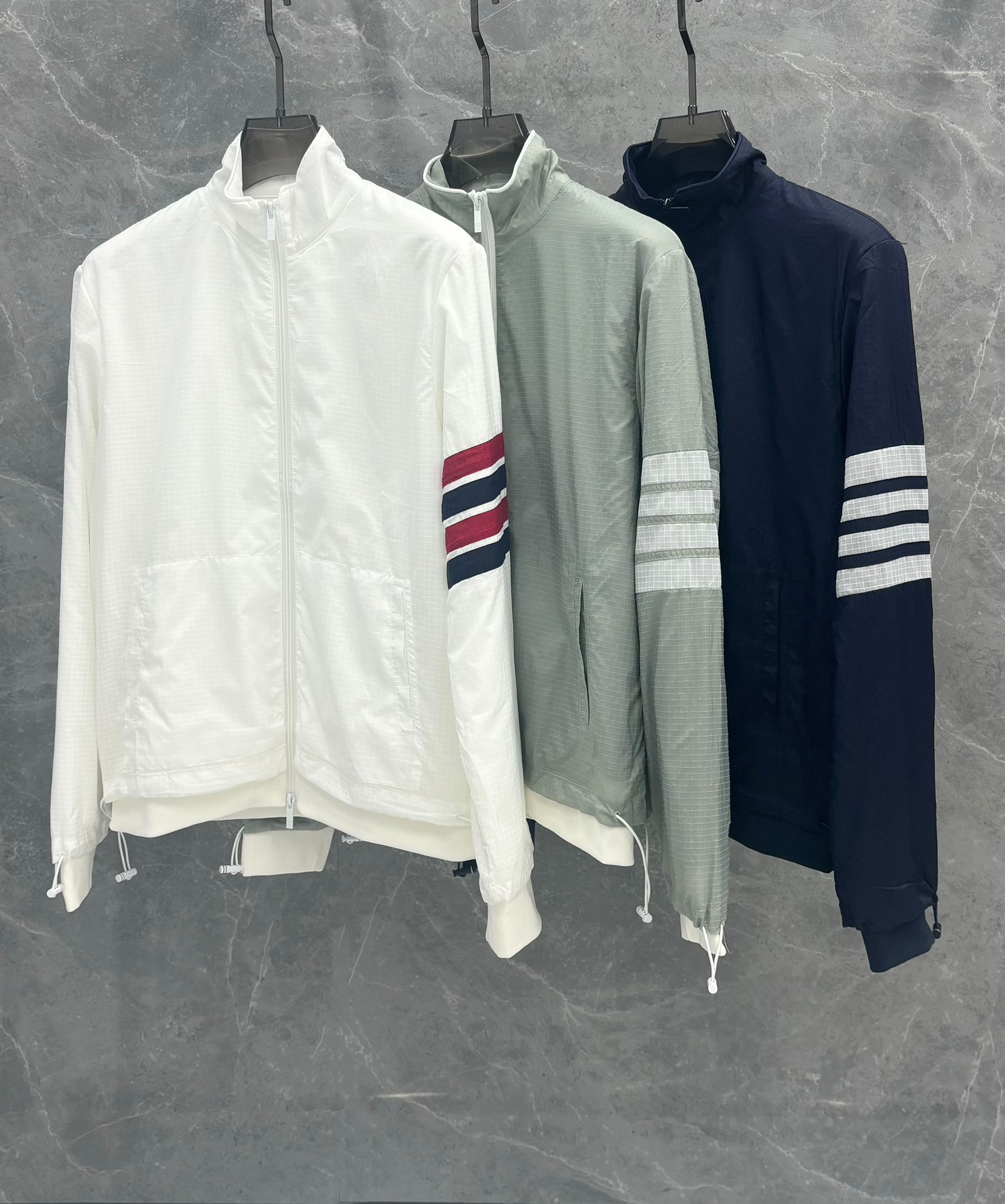 TB 四条杠假两件 拉链夹克外套  尼龙大格面料，内纯棉小卫衣面料 高端品质  0386
码数1234     220