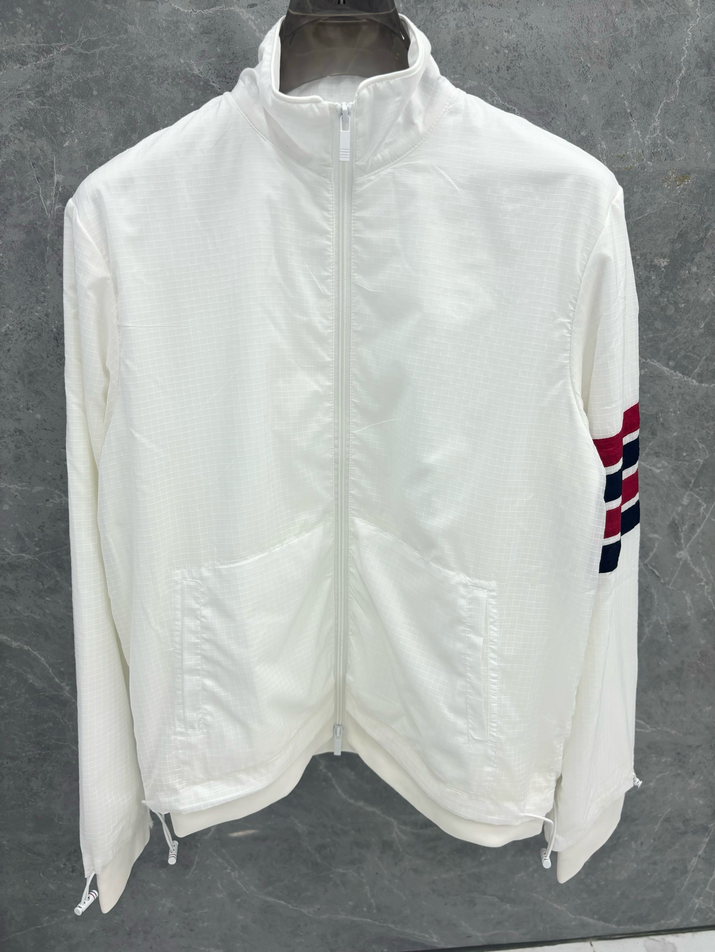TB 四条杠假两件 拉链夹克外套  尼龙大格面料，内纯棉小卫衣面料 高端品质  0386
码数1234     220