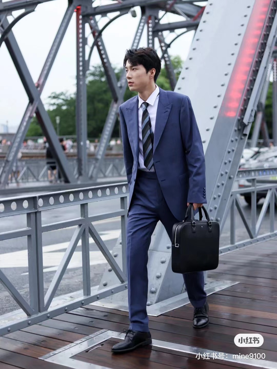 ，mont blanc 万宝龙-最新款男士公文包采用头层牛皮 皮质柔软高档 手感超赞简约设计足以彰显其奢