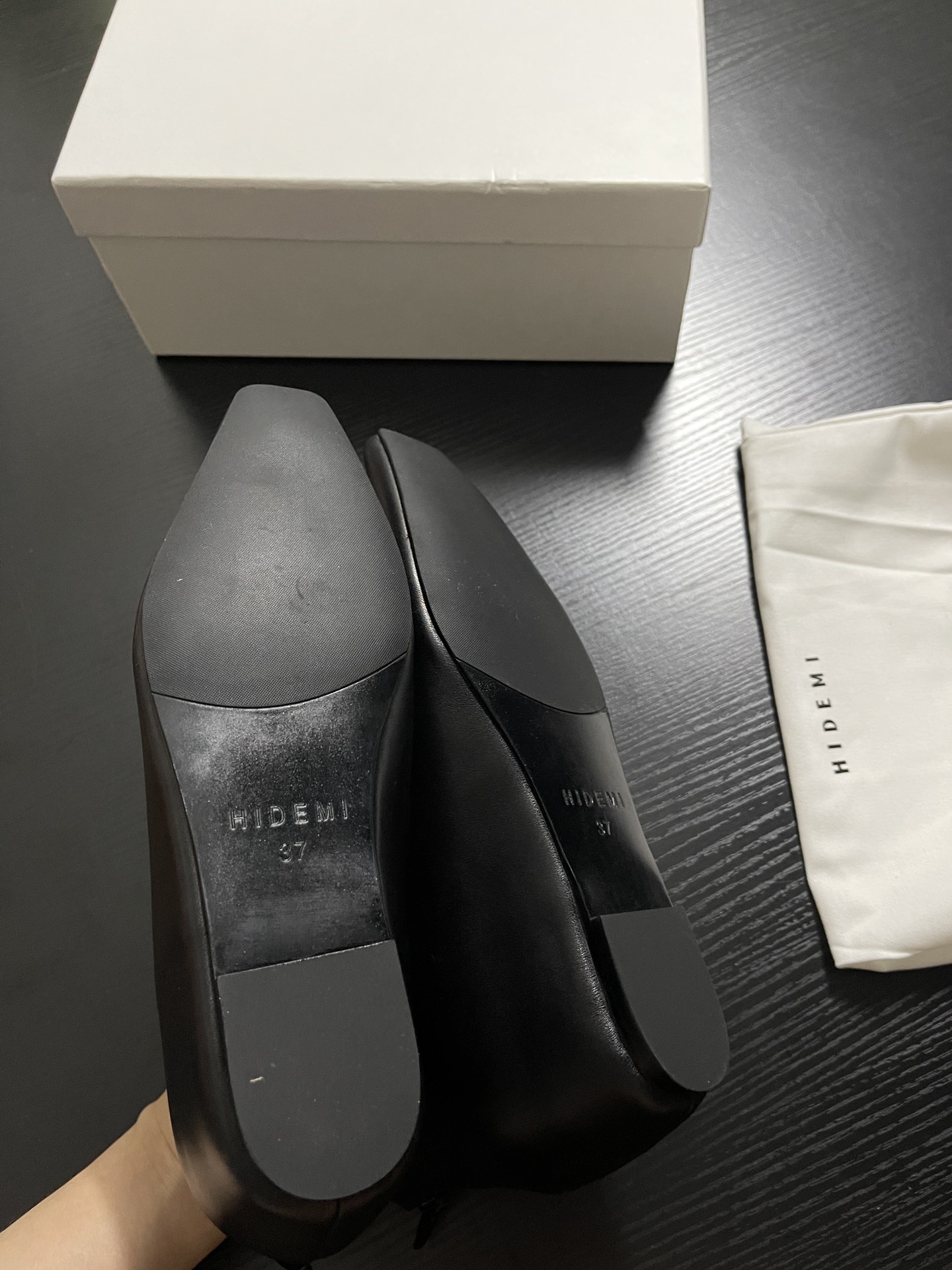 “Chelsea Short Boots: Sheepskin Coated Shoes with Pelt, Paint, and Flue Details” - 图片 8