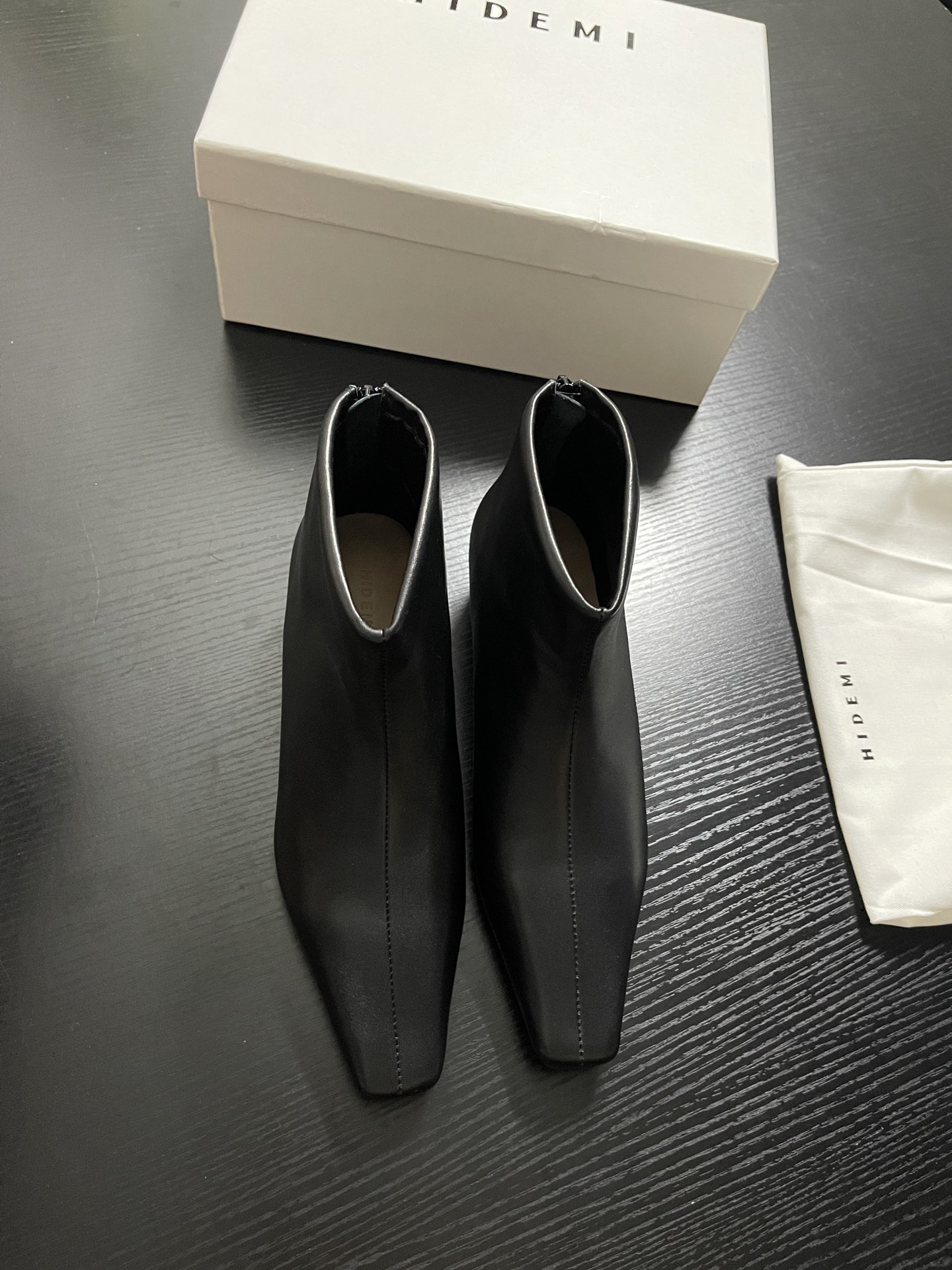 “Chelsea Short Boots: Sheepskin Coated Shoes with Pelt, Paint, and Flue Details” - 图片 2