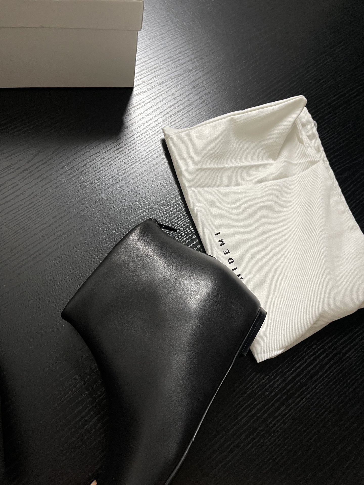 “Chelsea Short Boots: Sheepskin Coated Shoes with Pelt, Paint, and Flue Details” - 图片 7