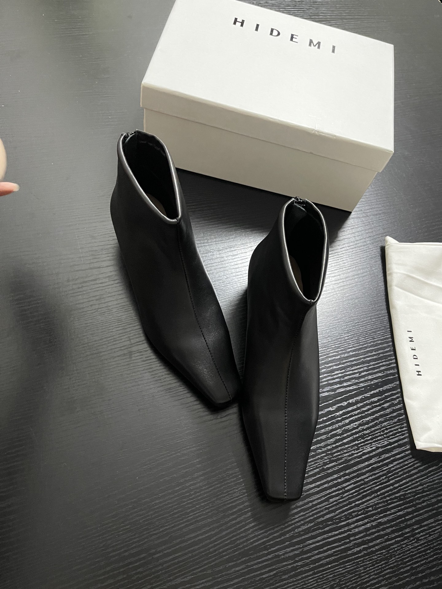 “Chelsea Short Boots: Sheepskin Coated Shoes with Pelt, Paint, and Flue Details” - 图片 3