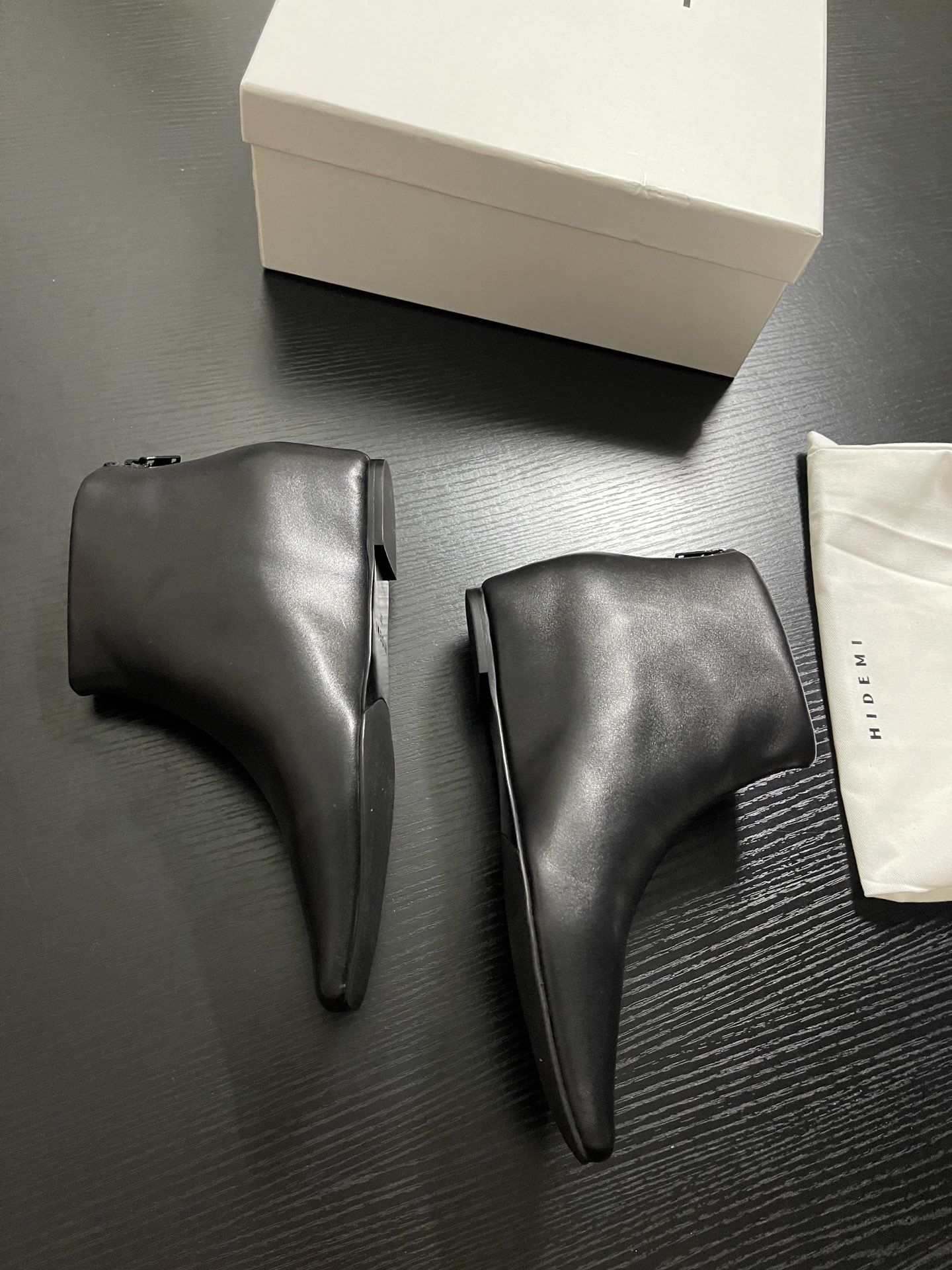 “Chelsea Short Boots: Sheepskin Coated Shoes with Pelt, Paint, and Flue Details” - 图片 5