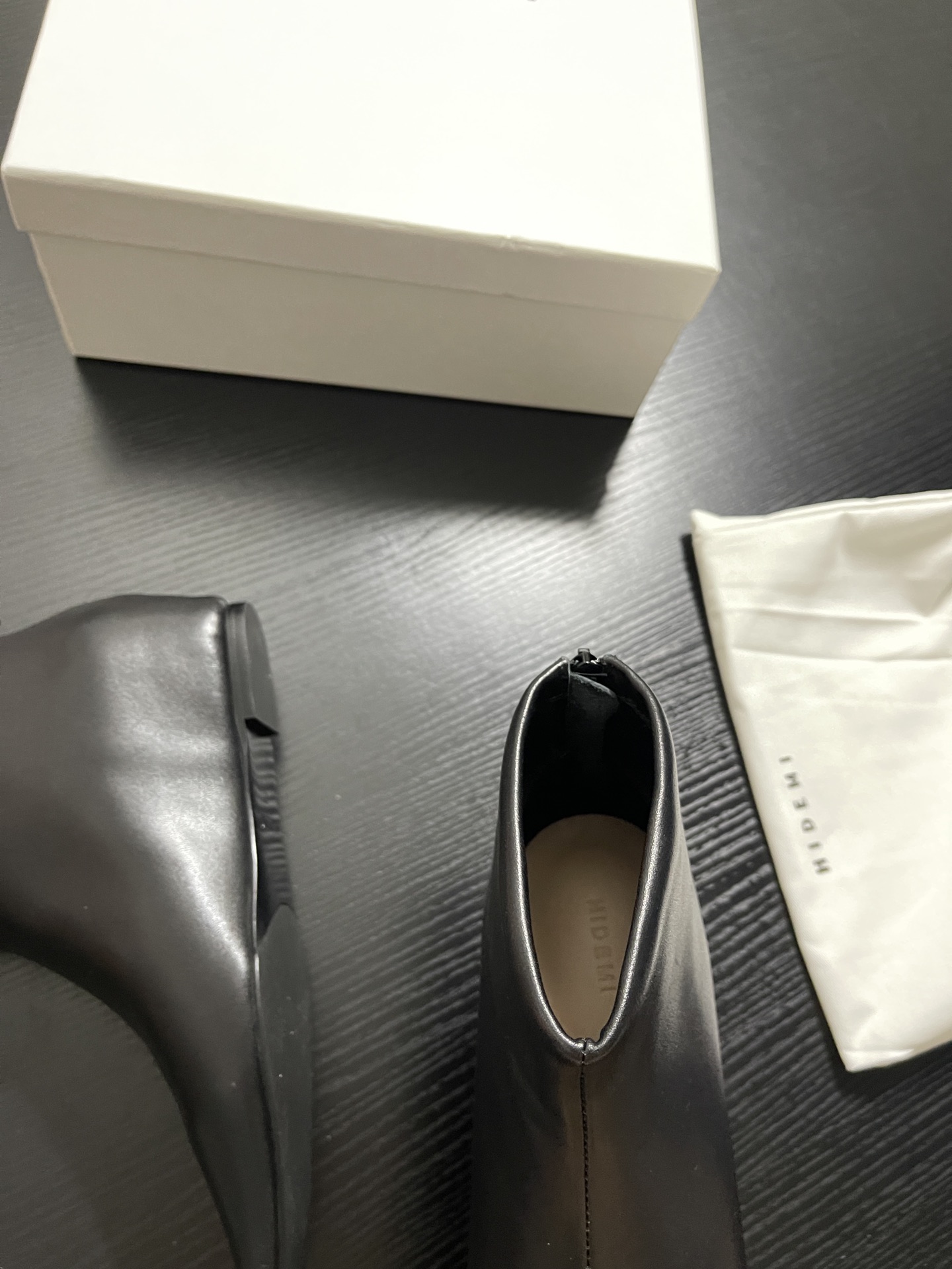 “Chelsea Short Boots: Sheepskin Coated Shoes with Pelt, Paint, and Flue Details” - 图片 6