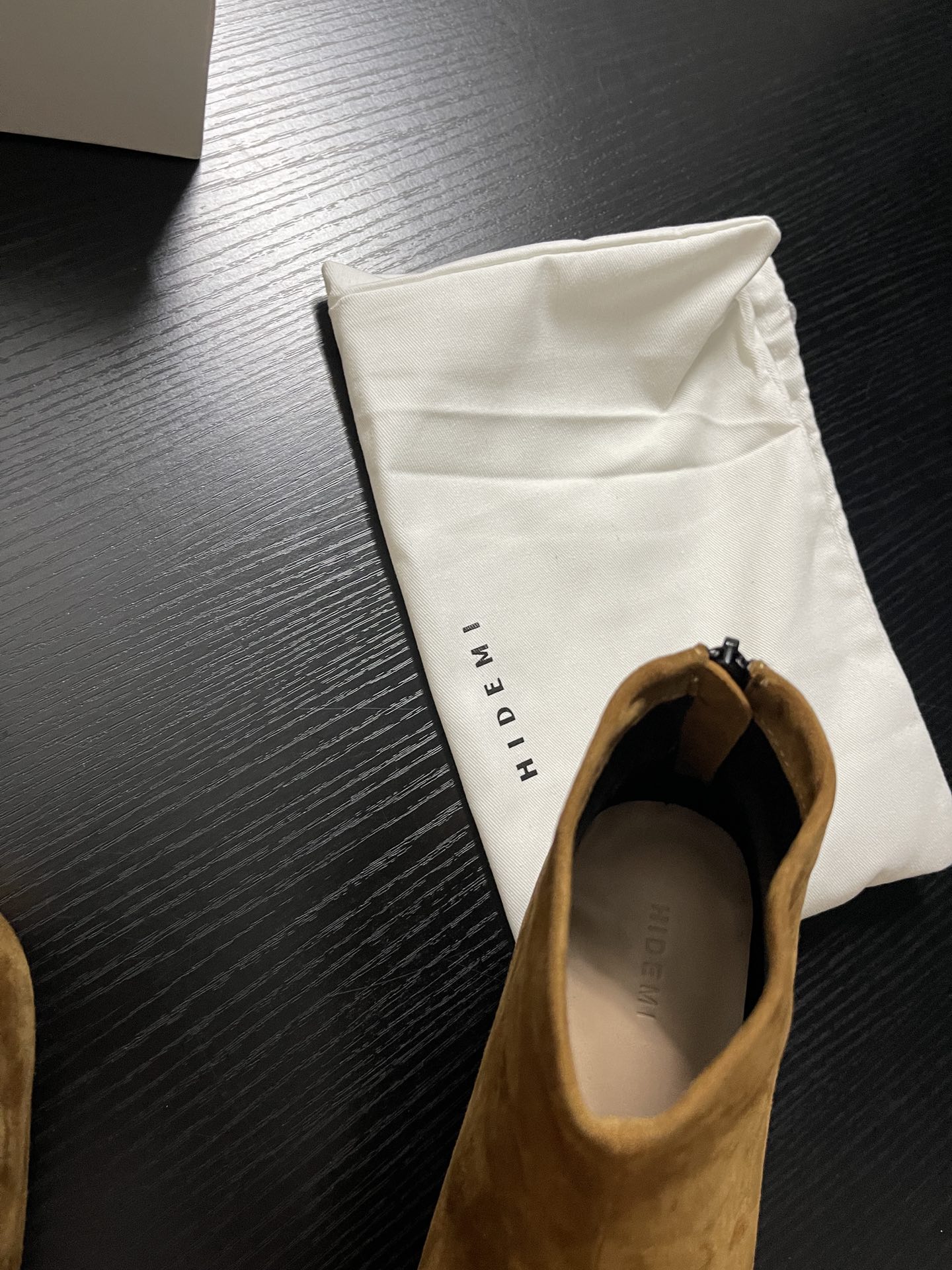 “Chelsea Short Boots: Sheepskin Winter Footwear Collection with Painted Finish, Various Sizes” - 图片 6