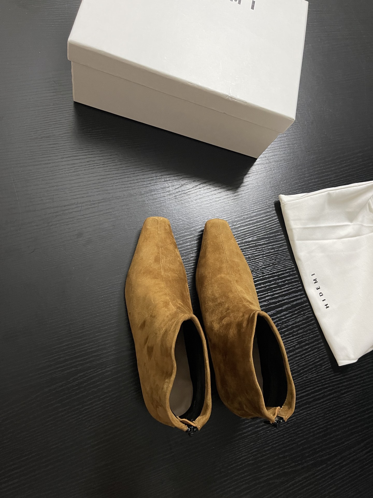 “Chelsea Short Boots: Sheepskin Winter Footwear Collection with Painted Finish, Various Sizes”