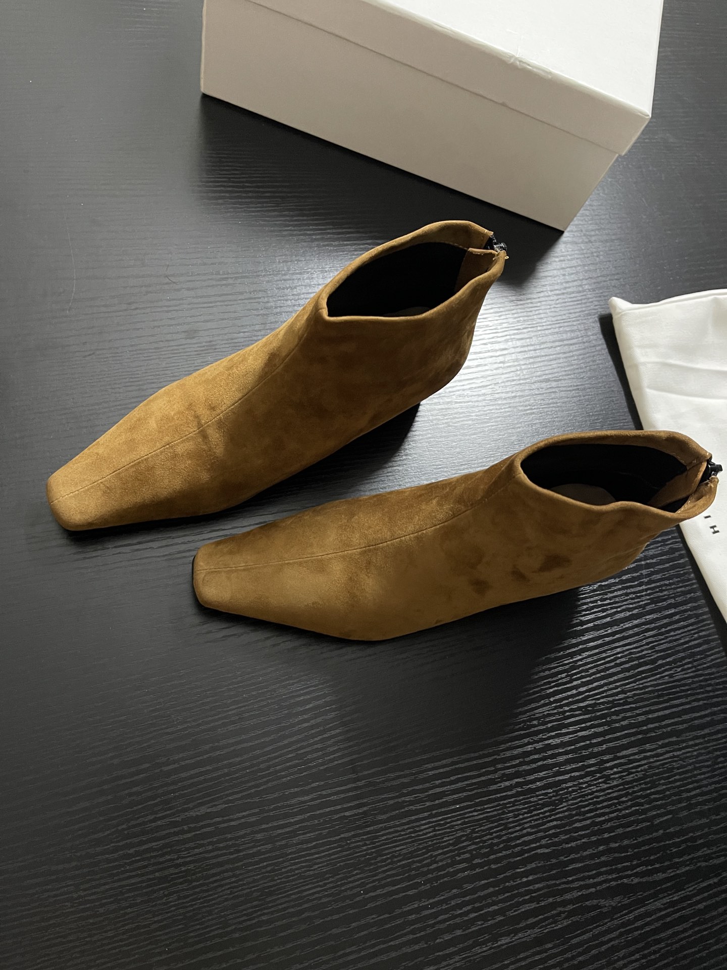 “Chelsea Short Boots: Sheepskin Winter Footwear Collection with Painted Finish, Various Sizes” - 图片 3