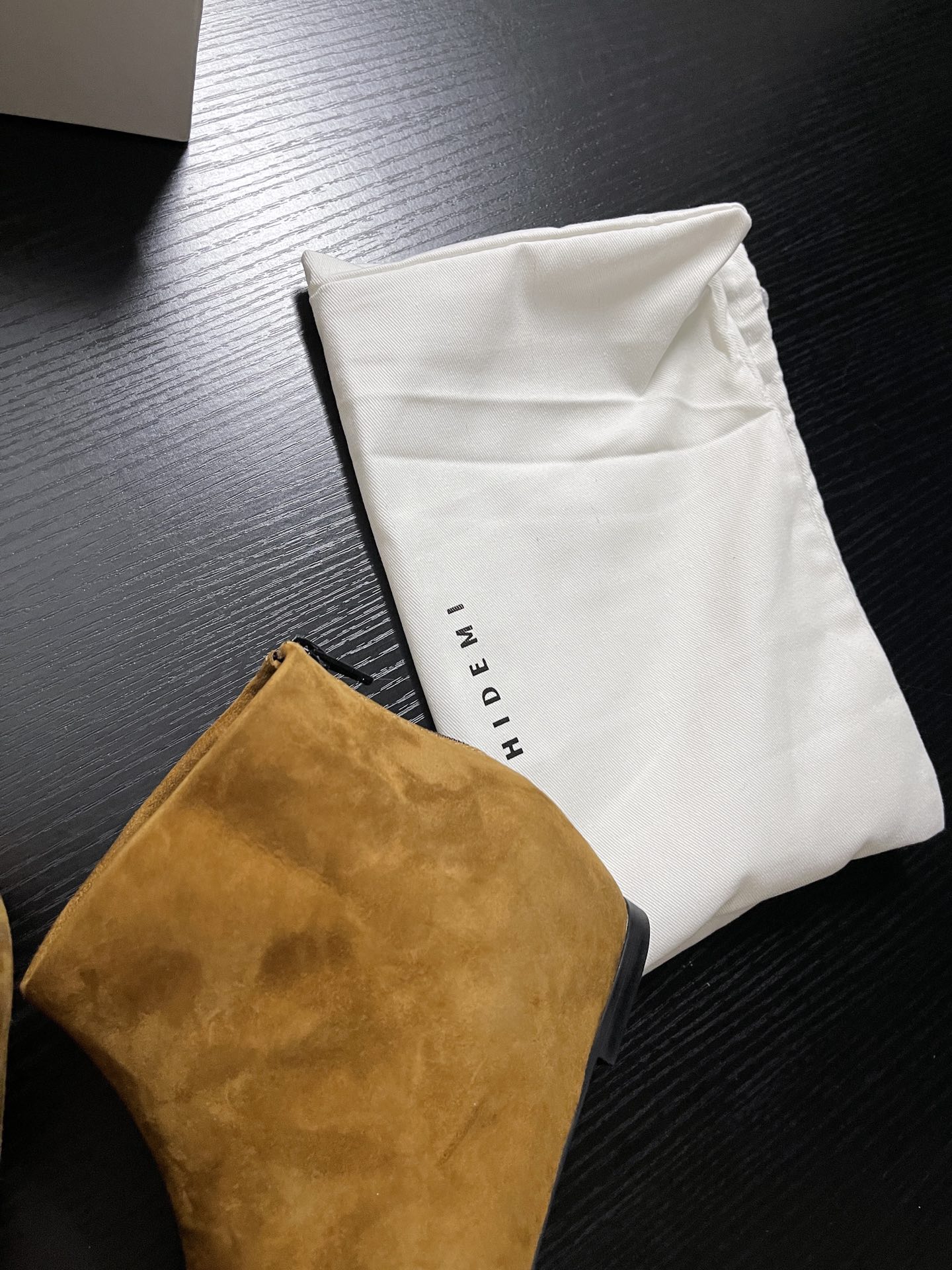 “Chelsea Short Boots: Sheepskin Winter Footwear Collection with Painted Finish, Various Sizes” - 图片 7