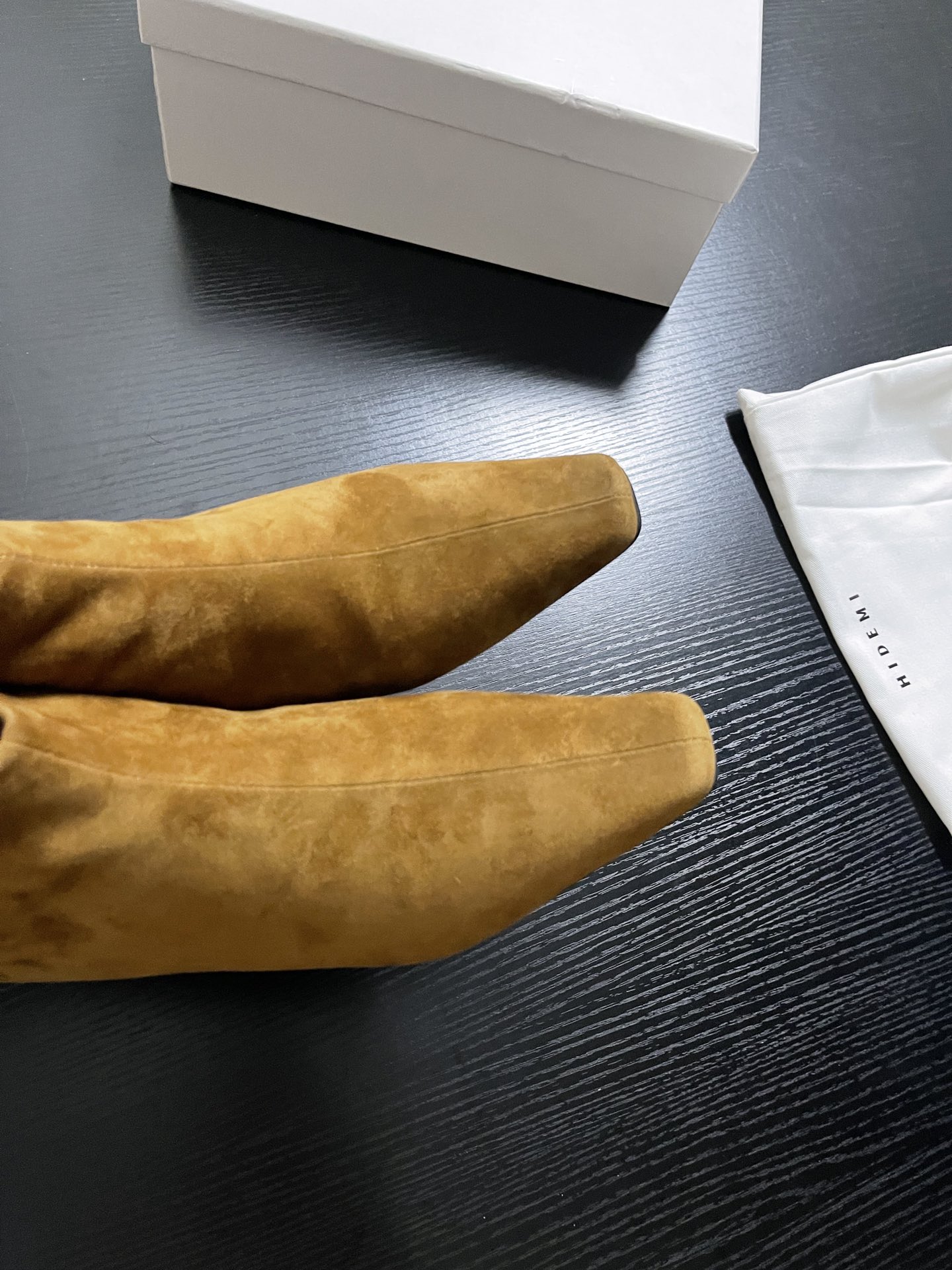 “Chelsea Short Boots: Sheepskin Winter Footwear Collection with Painted Finish, Various Sizes” - 图片 5