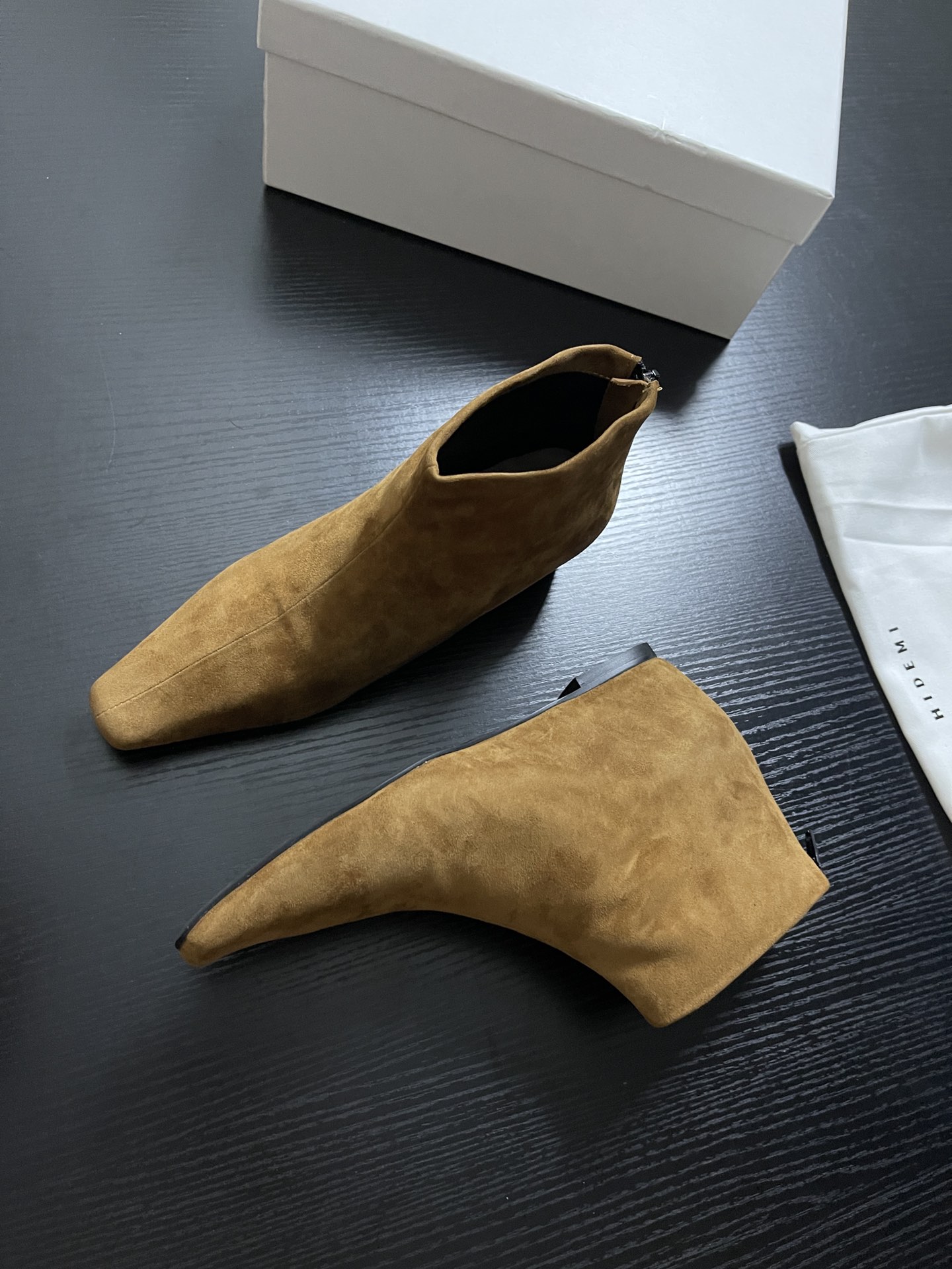 “Chelsea Short Boots: Sheepskin Winter Footwear Collection with Painted Finish, Various Sizes” - 图片 4