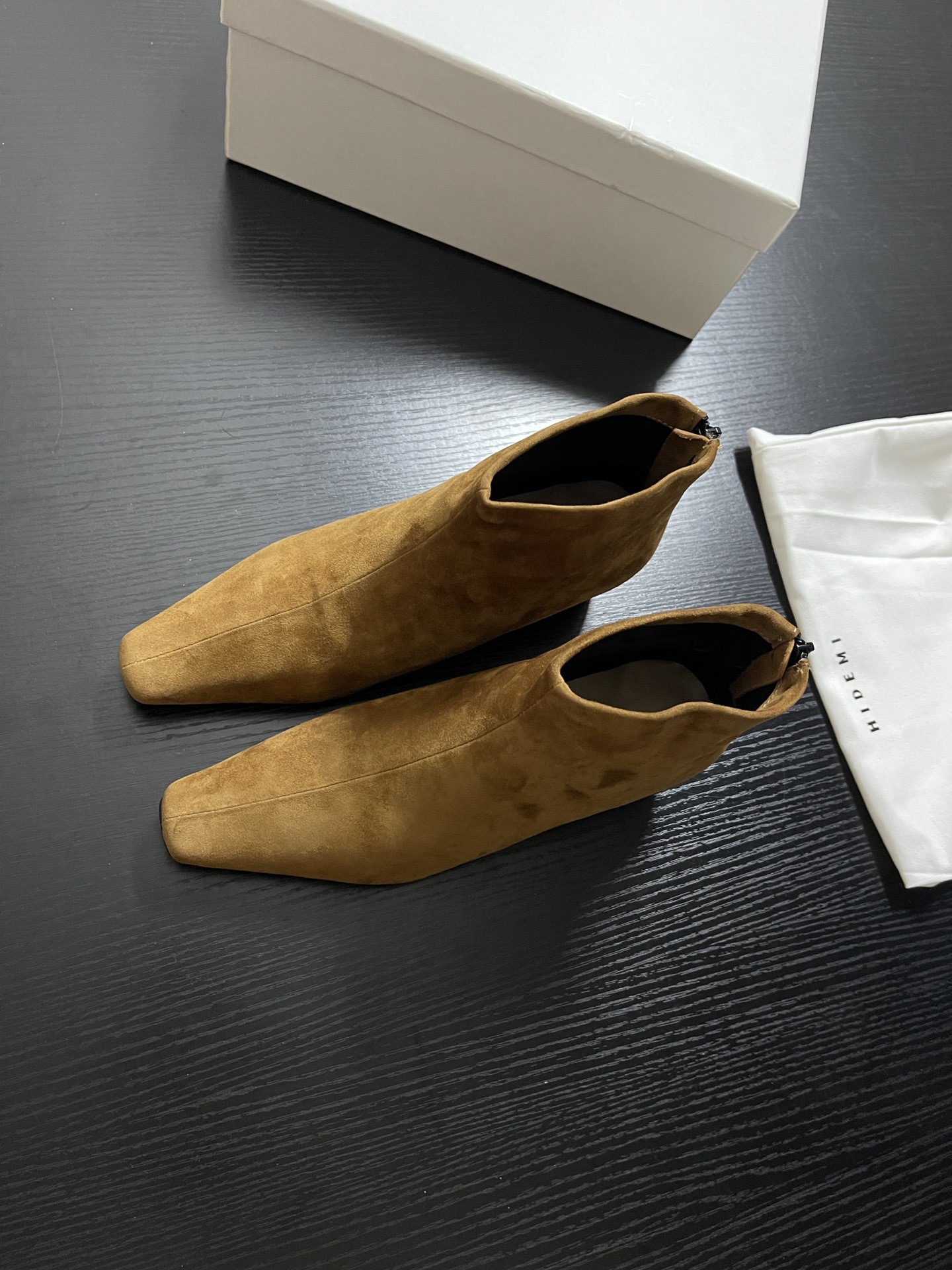 “Chelsea Short Boots: Sheepskin Winter Footwear Collection with Painted Finish, Various Sizes” - 图片 2
