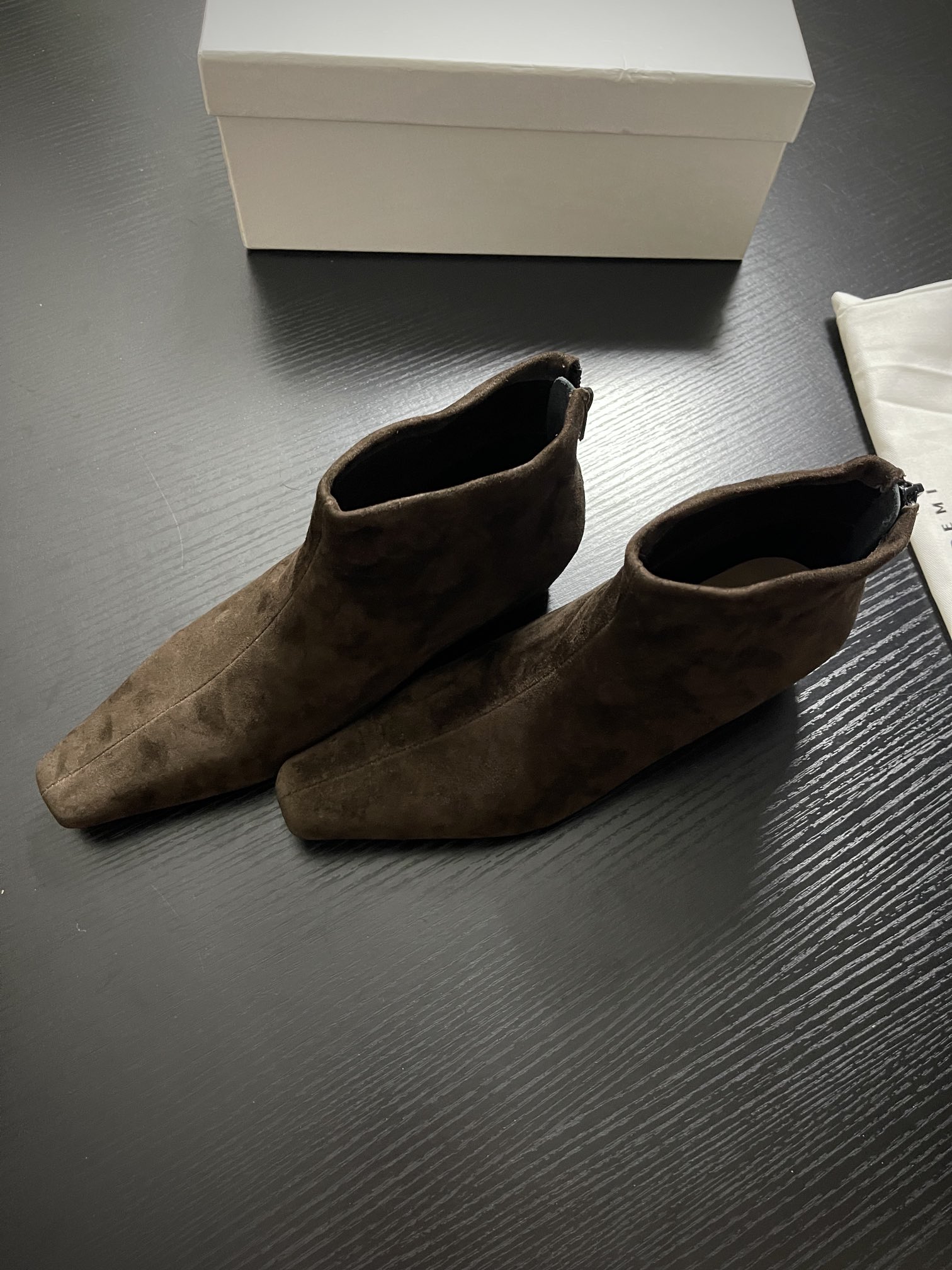 “Chelsea Short Boots: Sheep Hide Coated Shoes for Autumn/Winter 24AW Collection” - 图片 3