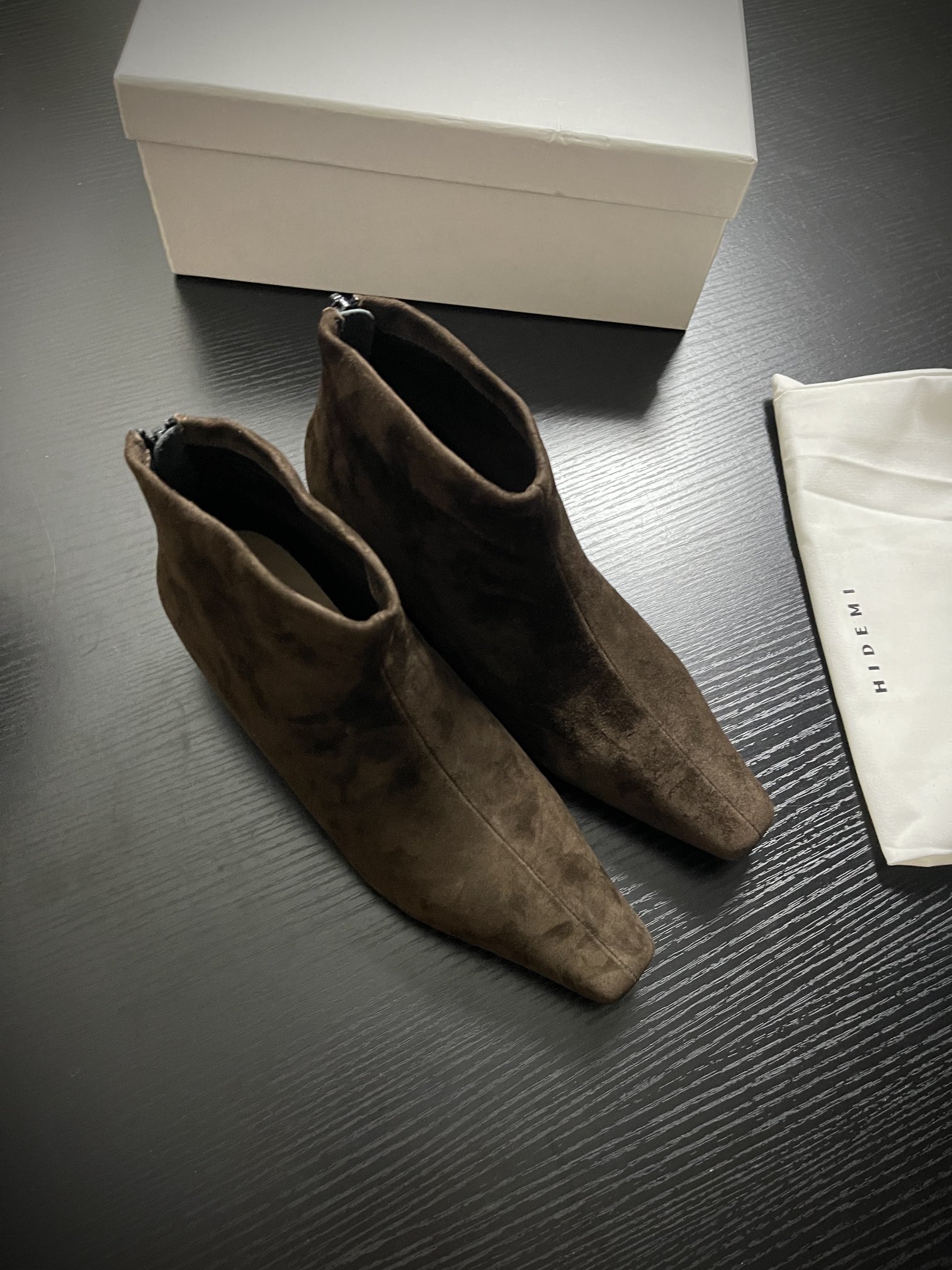 “Chelsea Short Boots: Sheep Hide Coated Shoes for Autumn/Winter 24AW Collection”