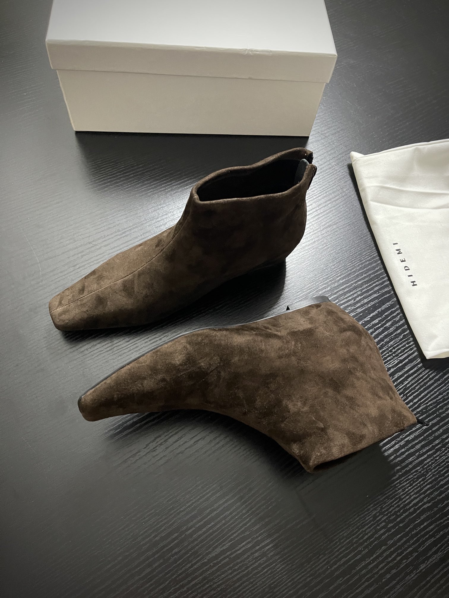 “Chelsea Short Boots: Sheep Hide Coated Shoes for Autumn/Winter 24AW Collection” - 图片 4