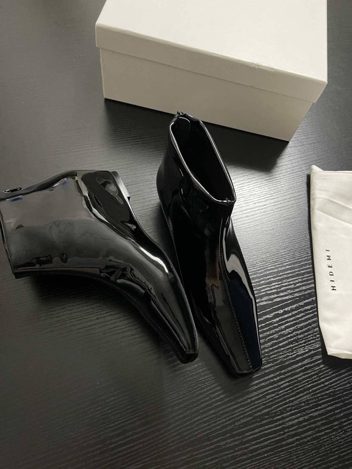“Chelsea Short Boots in Sheepskin: 24AW New Autumn Winter Collection” - 图片 3